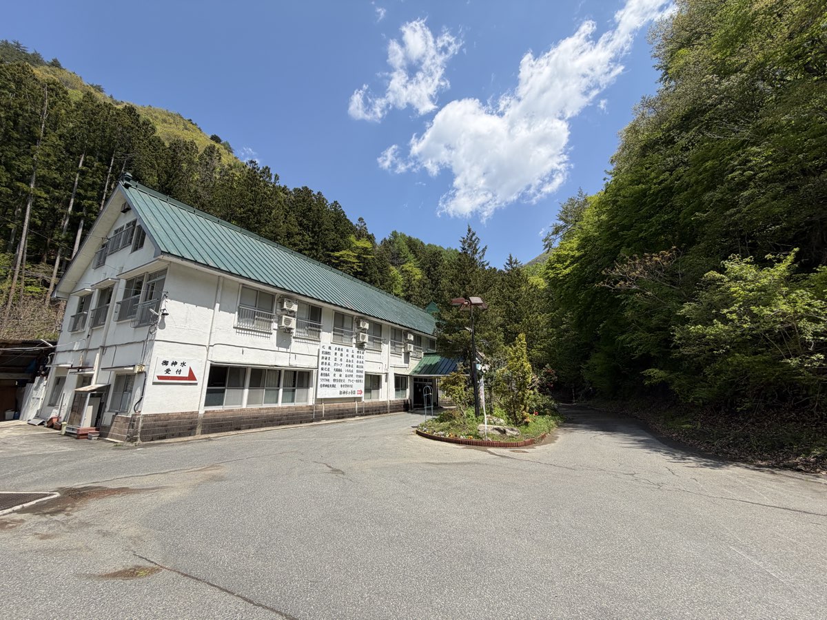 建物外観・山と緑屋根