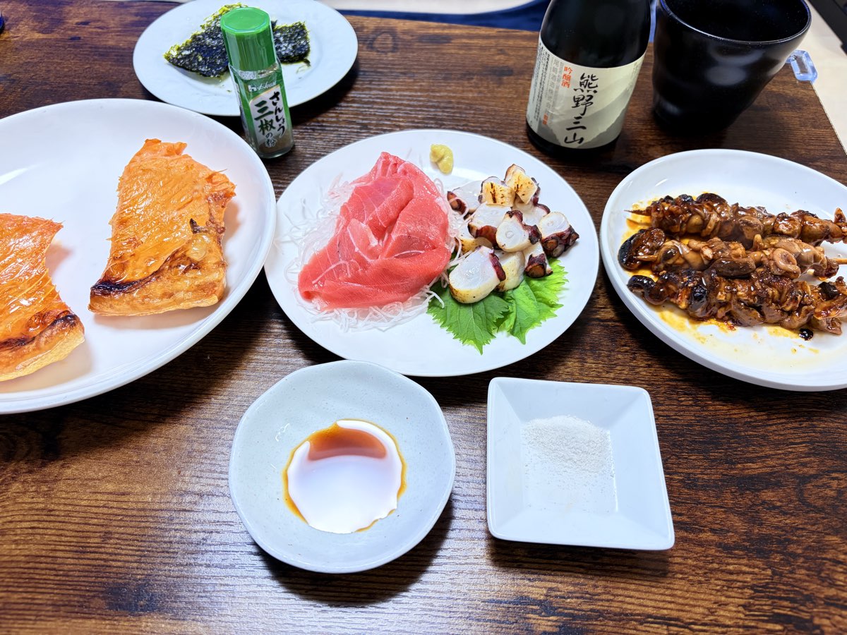 晩ごはんの食卓・マグロ刺身、タコの炙り、うなぎの肝焼き、熟成シャケ、海苔、日本酒「熊野三山」