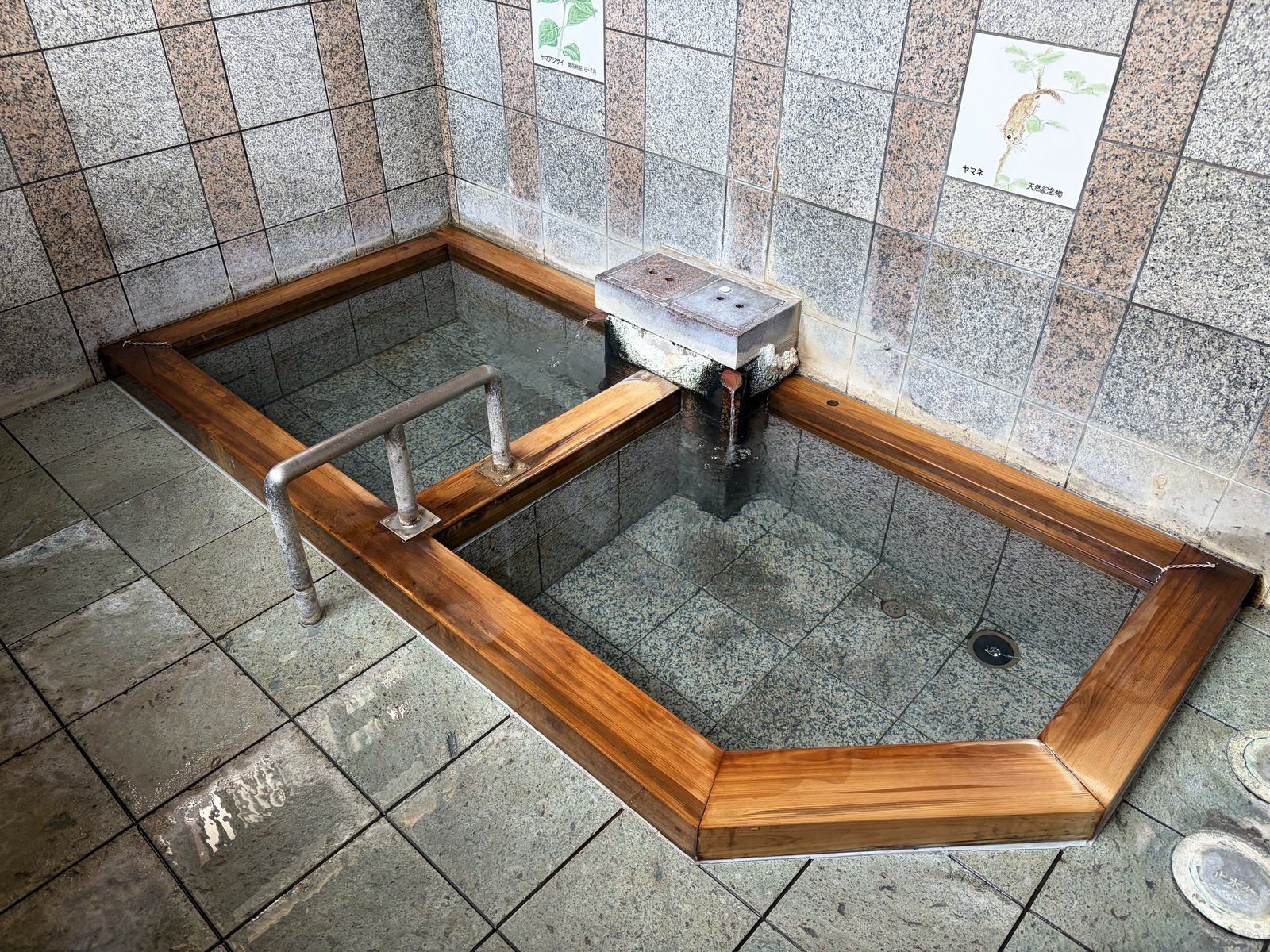 上の湯 内湯・ピンクと白のタイル張り 二つ浴槽