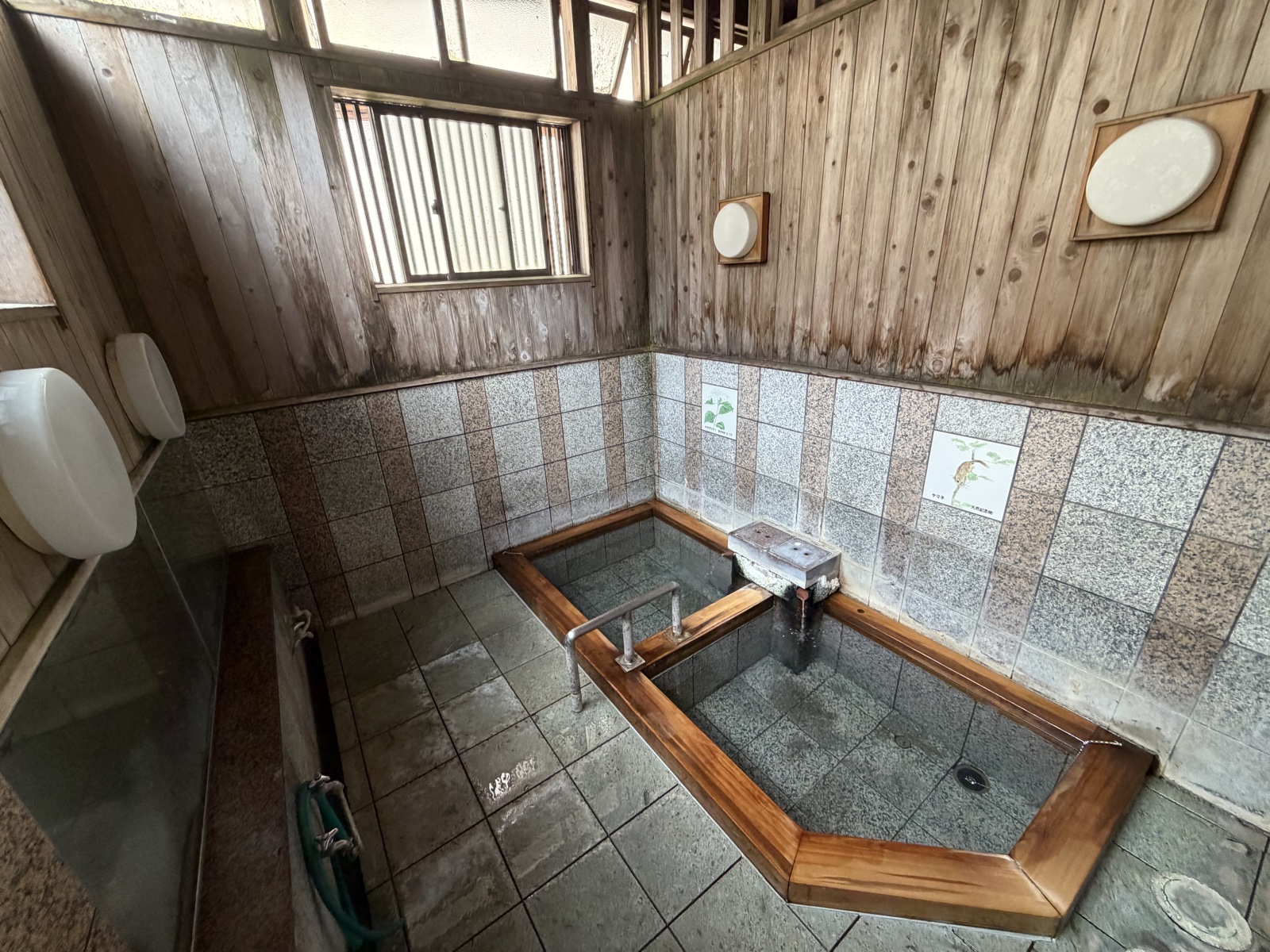 上の湯 浴室上部・木の梁と丸窓