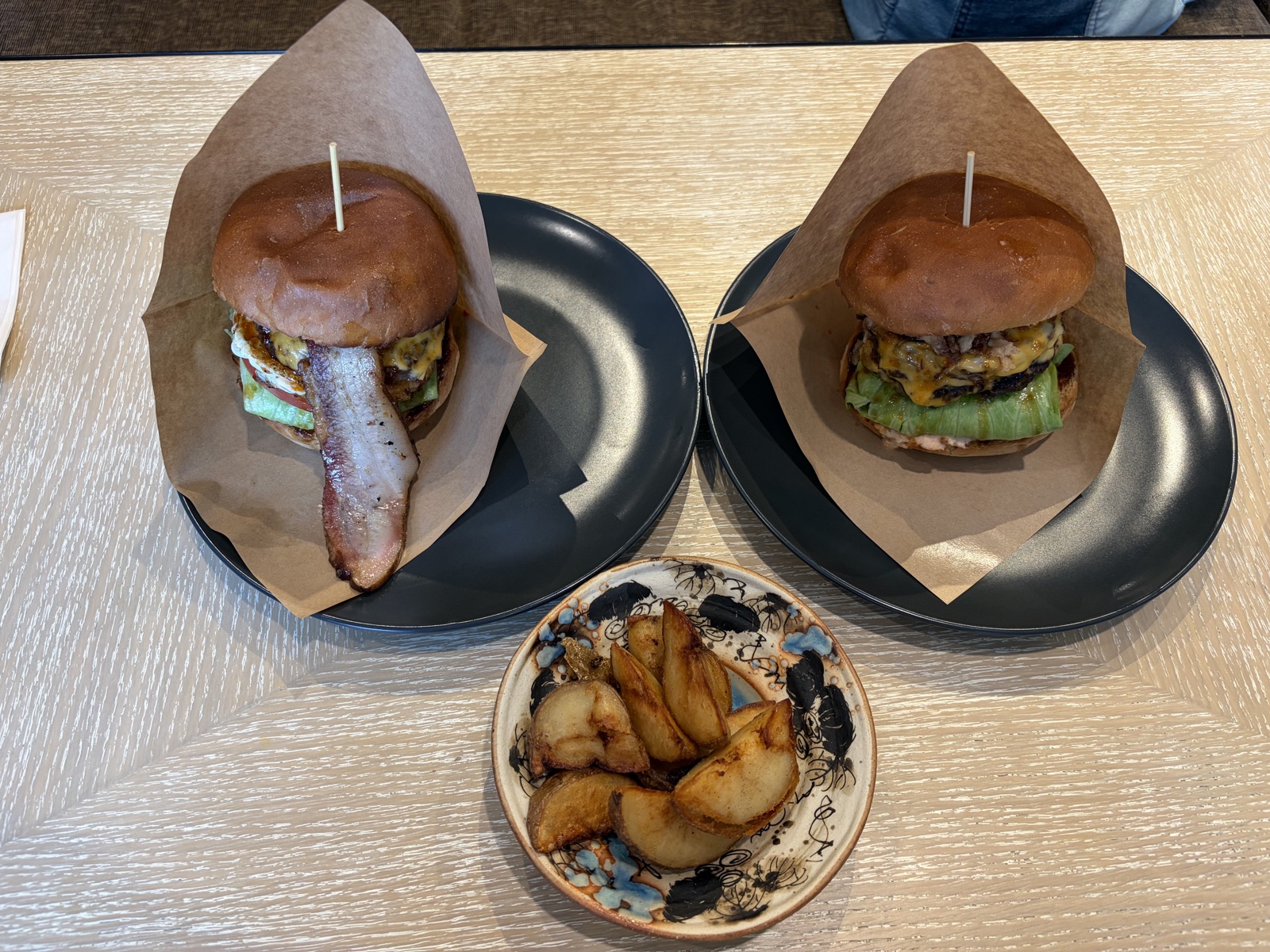 ハンバーガー2個 + ローストポテト・全景