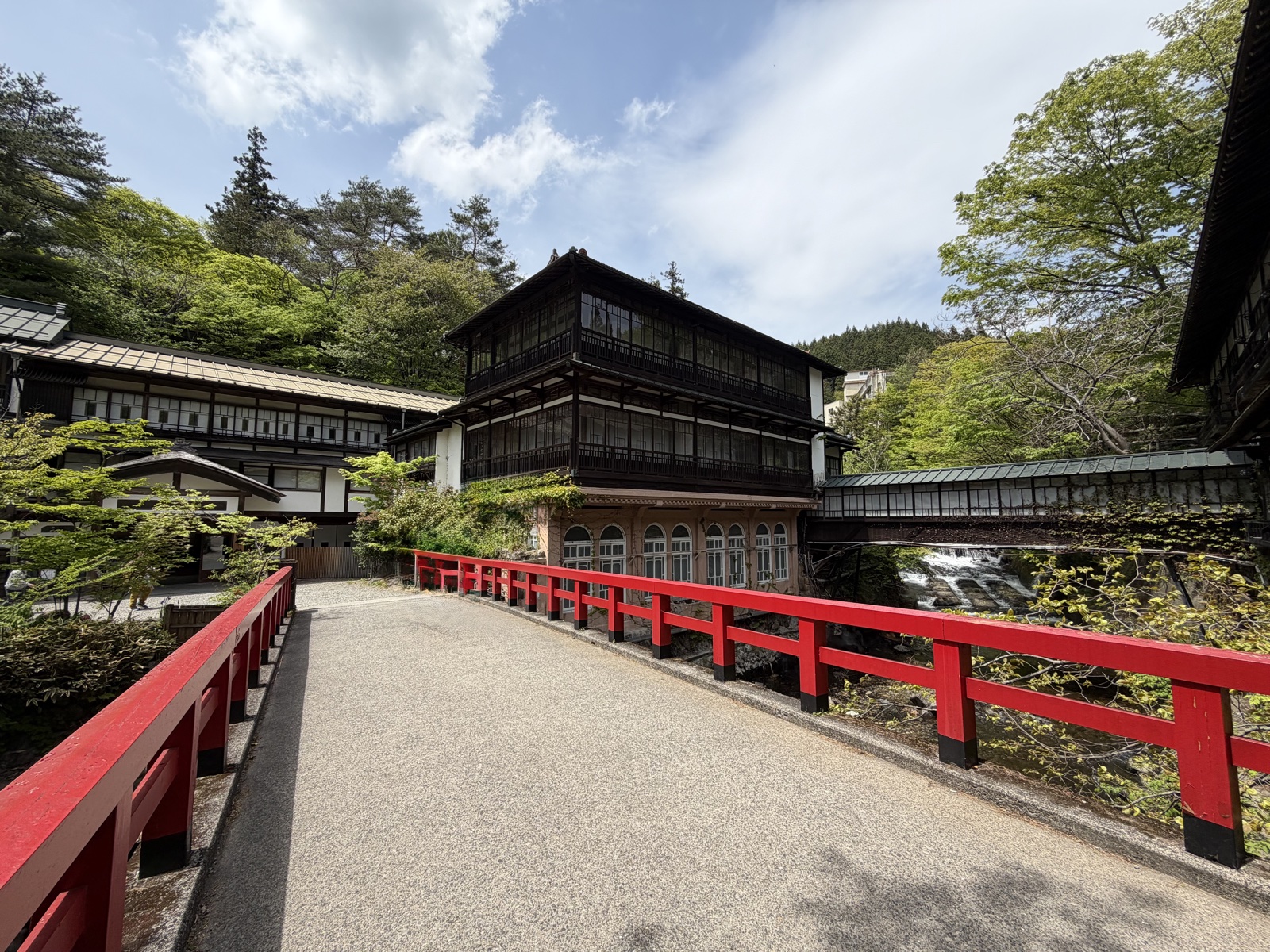 積善館本館・赤い橋