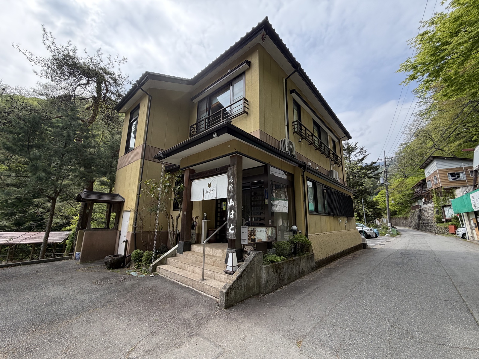 山ばと外観・通り側