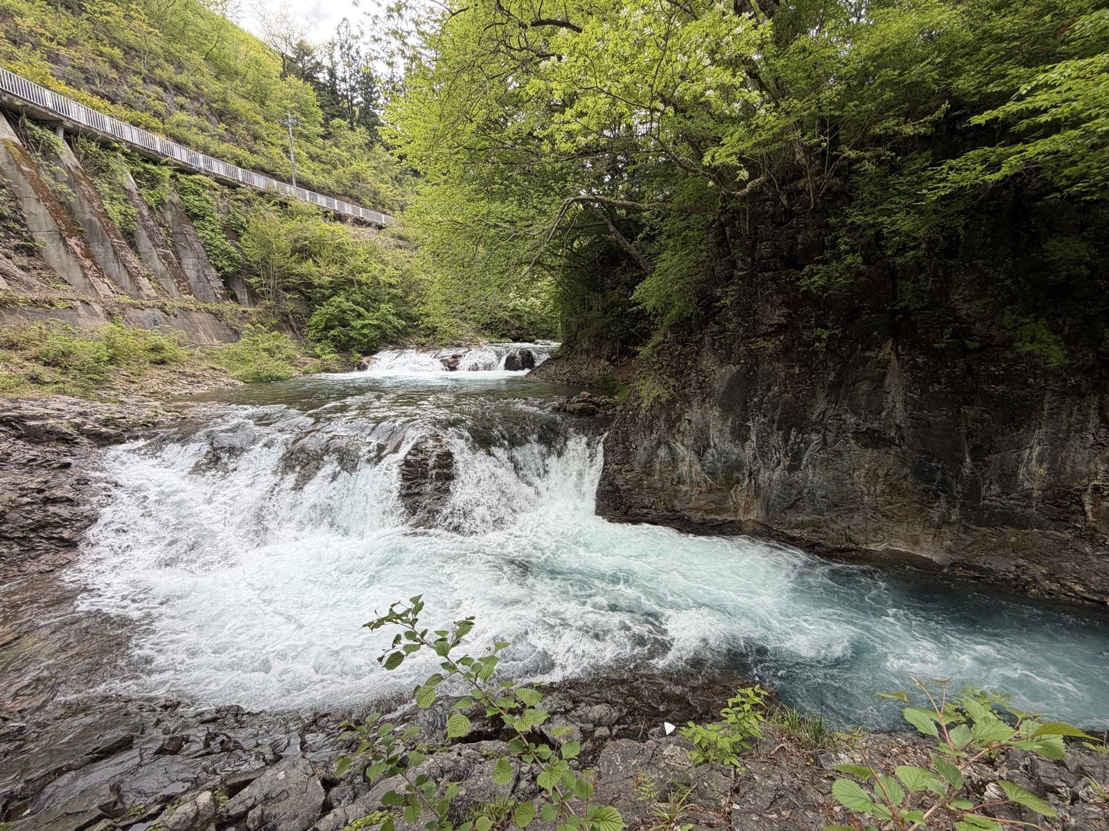 甌穴付近の渓流・段差ある滝