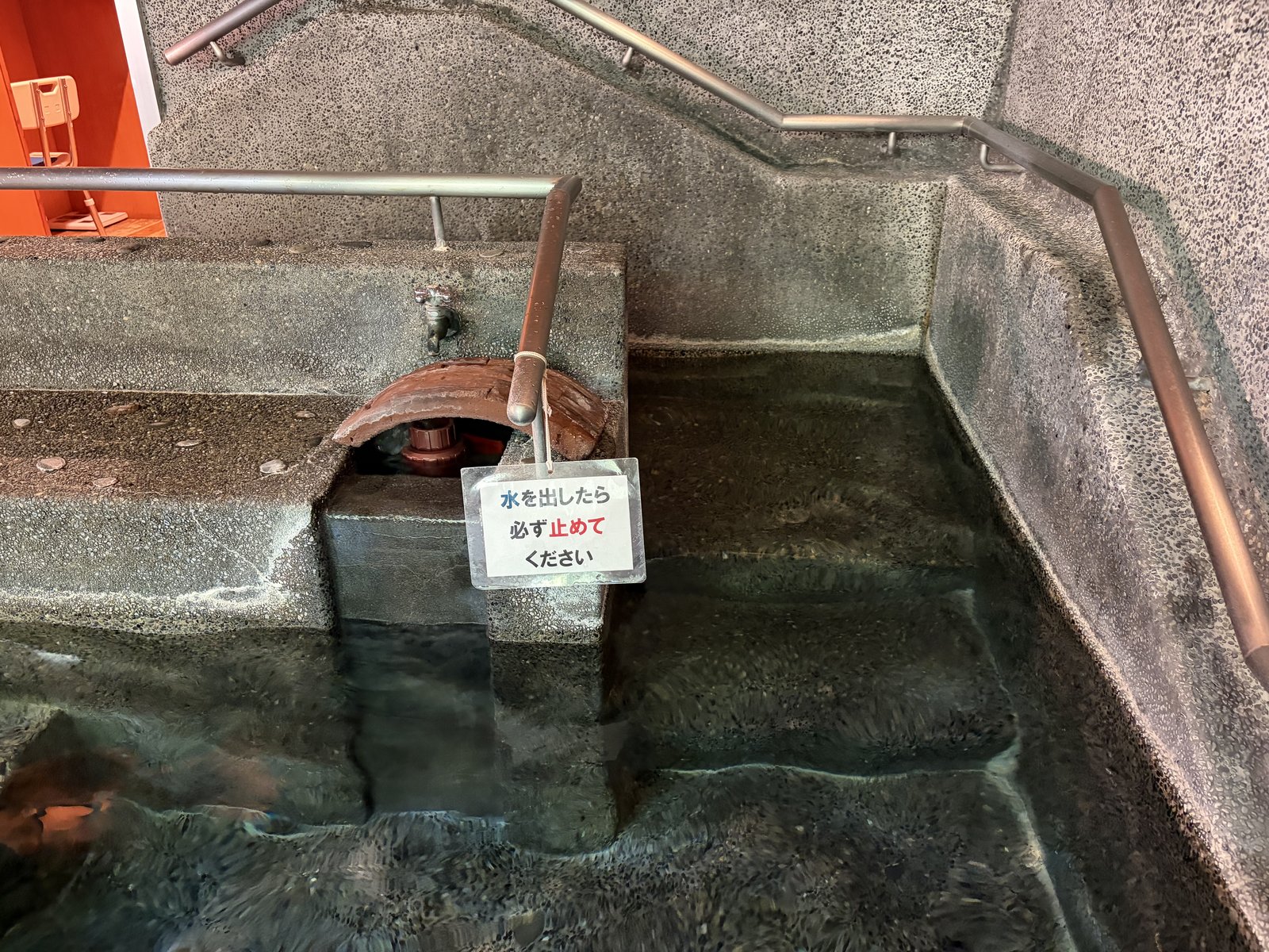 浴槽の湯口・「水を出したら止めて」の貼り紙