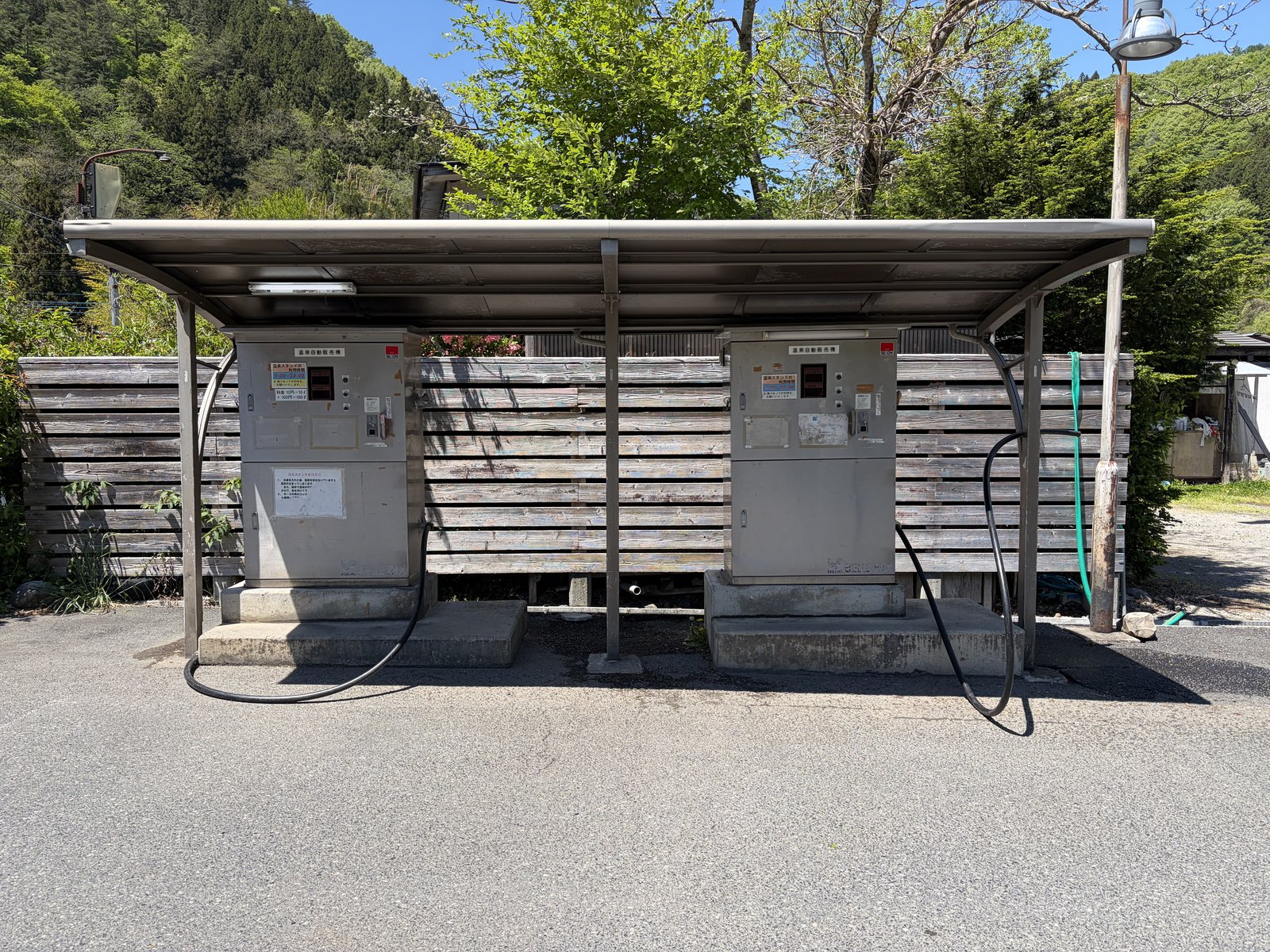 温泉スタンド全景・屋根付きの2基並列・ホースつき