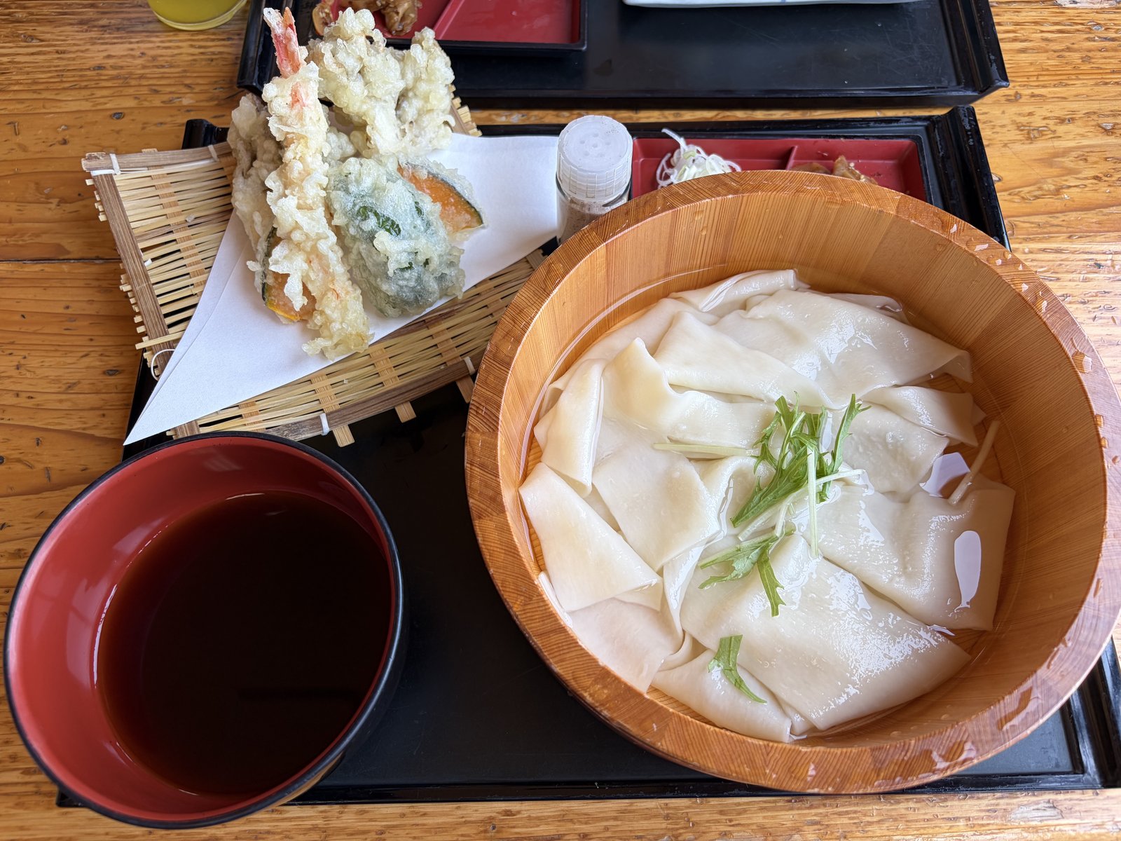 天付きひもかわ・盥盛りの幅広平打ち麺+天ぷら+冷たいつけタレ