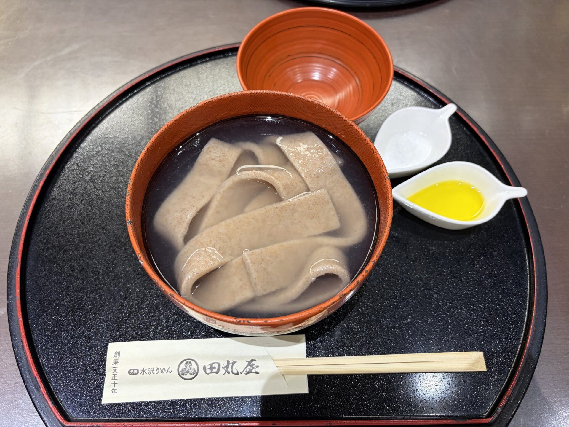 古伝喜利麦・茶色のひもかわ風幅広麺+オリーブオイル