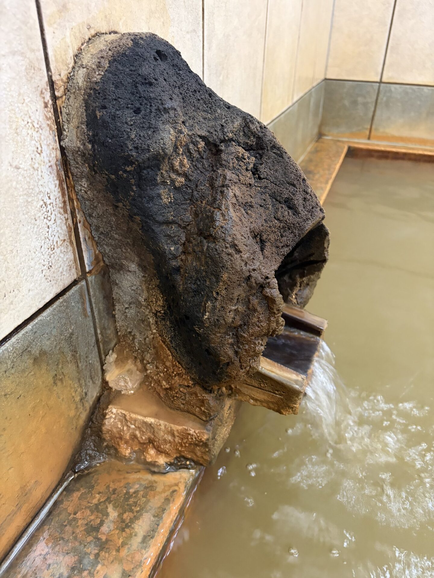 湯口さらに接近・析出物の質感・浴槽水位とのコントラスト