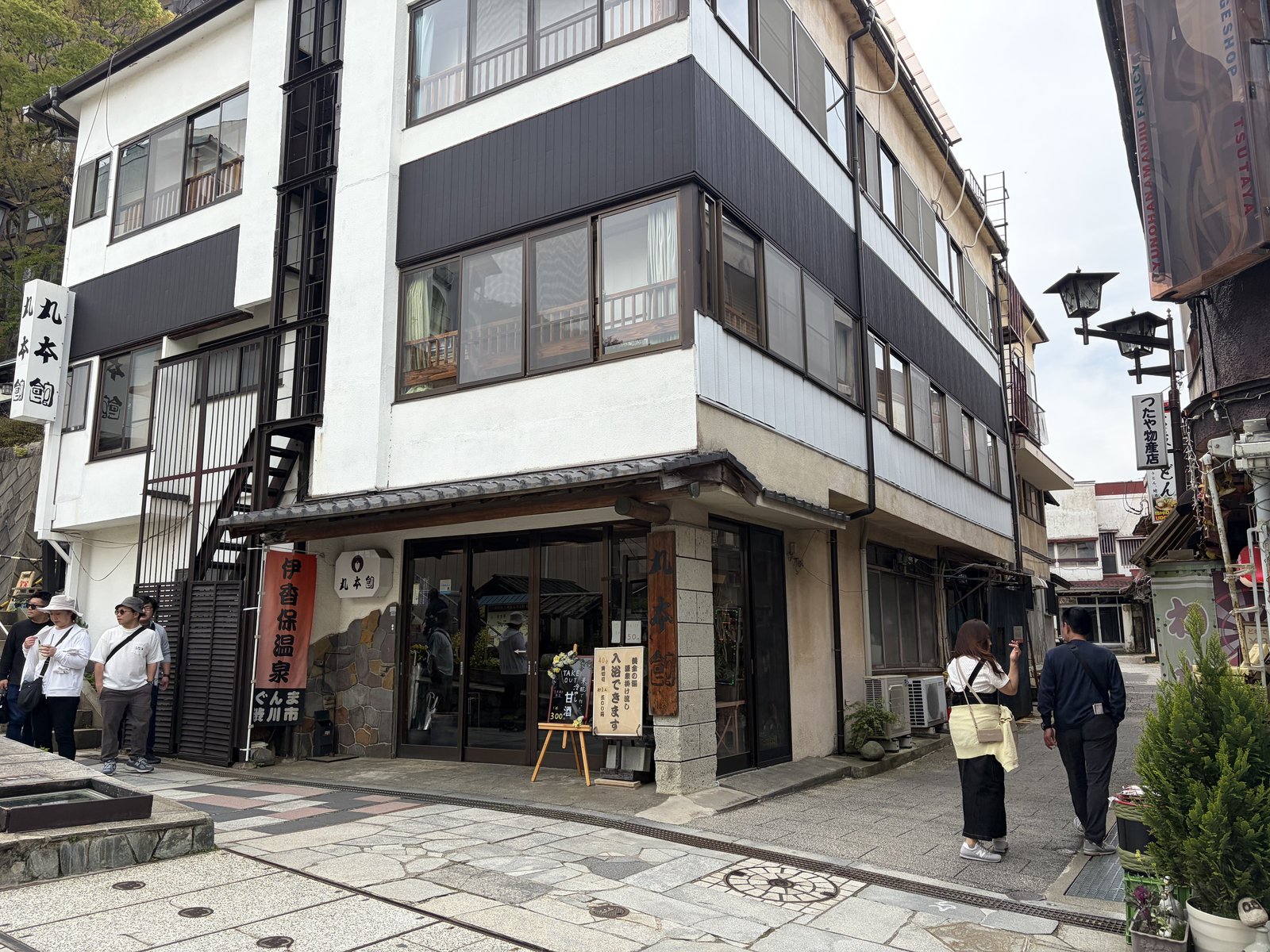 建物外観・石段街の角地・「丸本館」看板