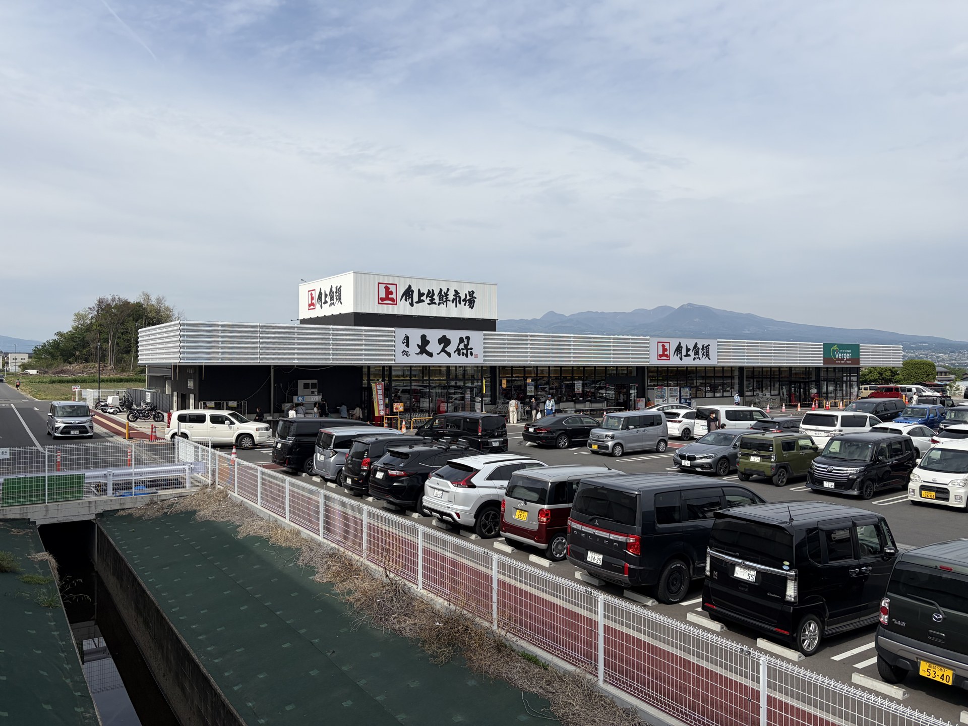 角上魚類 前橋店 外観・「角上鮮魚市場」サイン+満車の駐車場+赤城山系の遠景