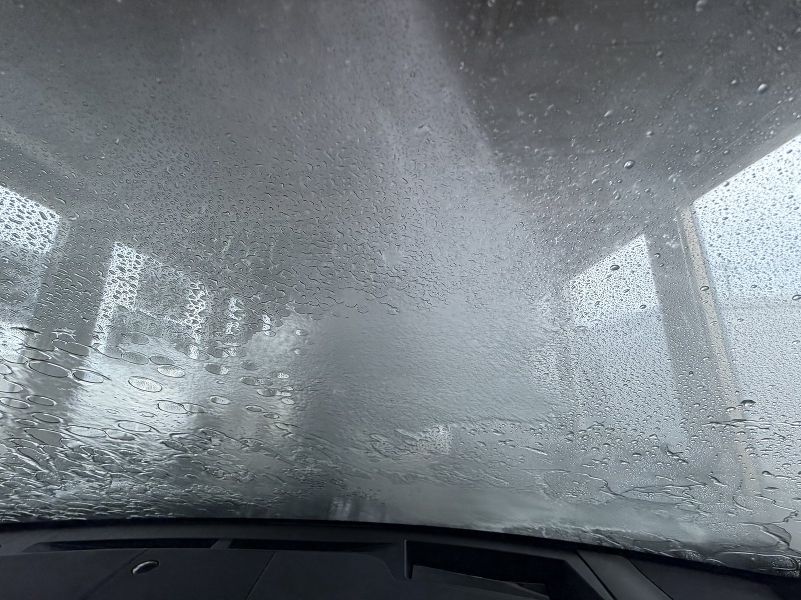 フロントガラスから見た洗車開始・大量の流水