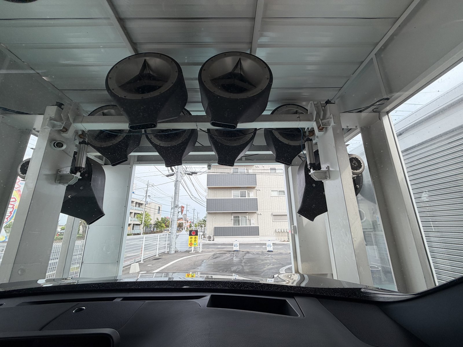 洗車終了・ブロアー上・出口の街並み