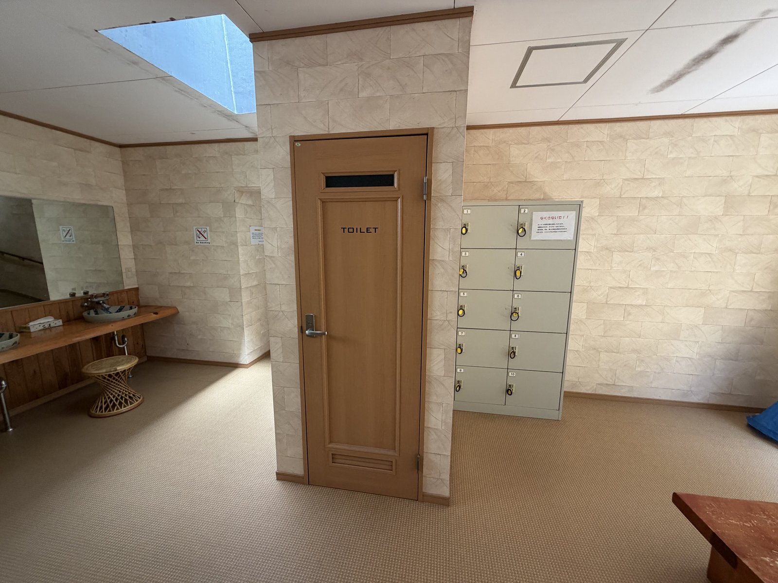 脱衣所・ロッカー・TOILET 表示・洗面台