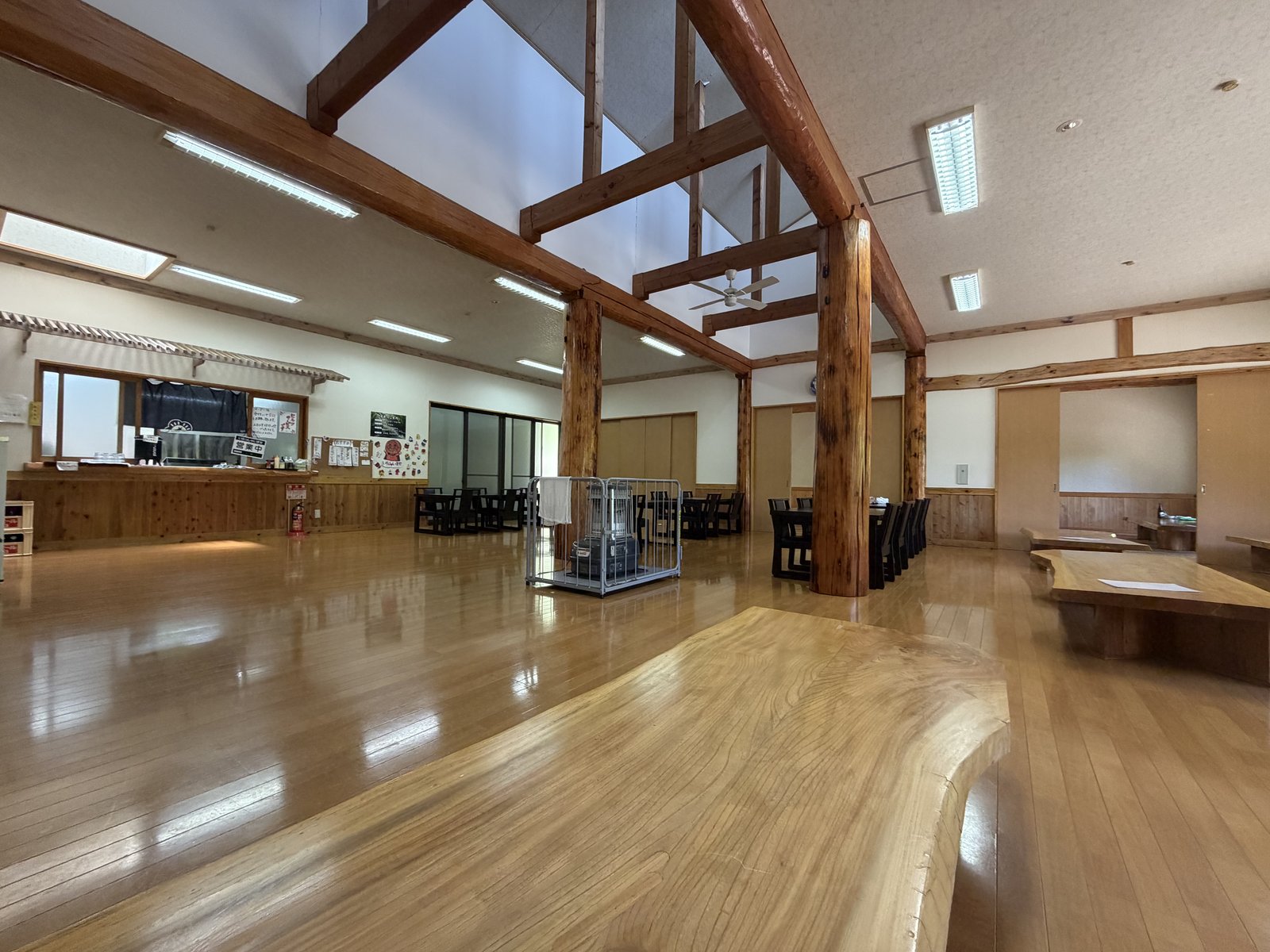 広い板張りの休憩室・食堂・梁の見える吹き抜け