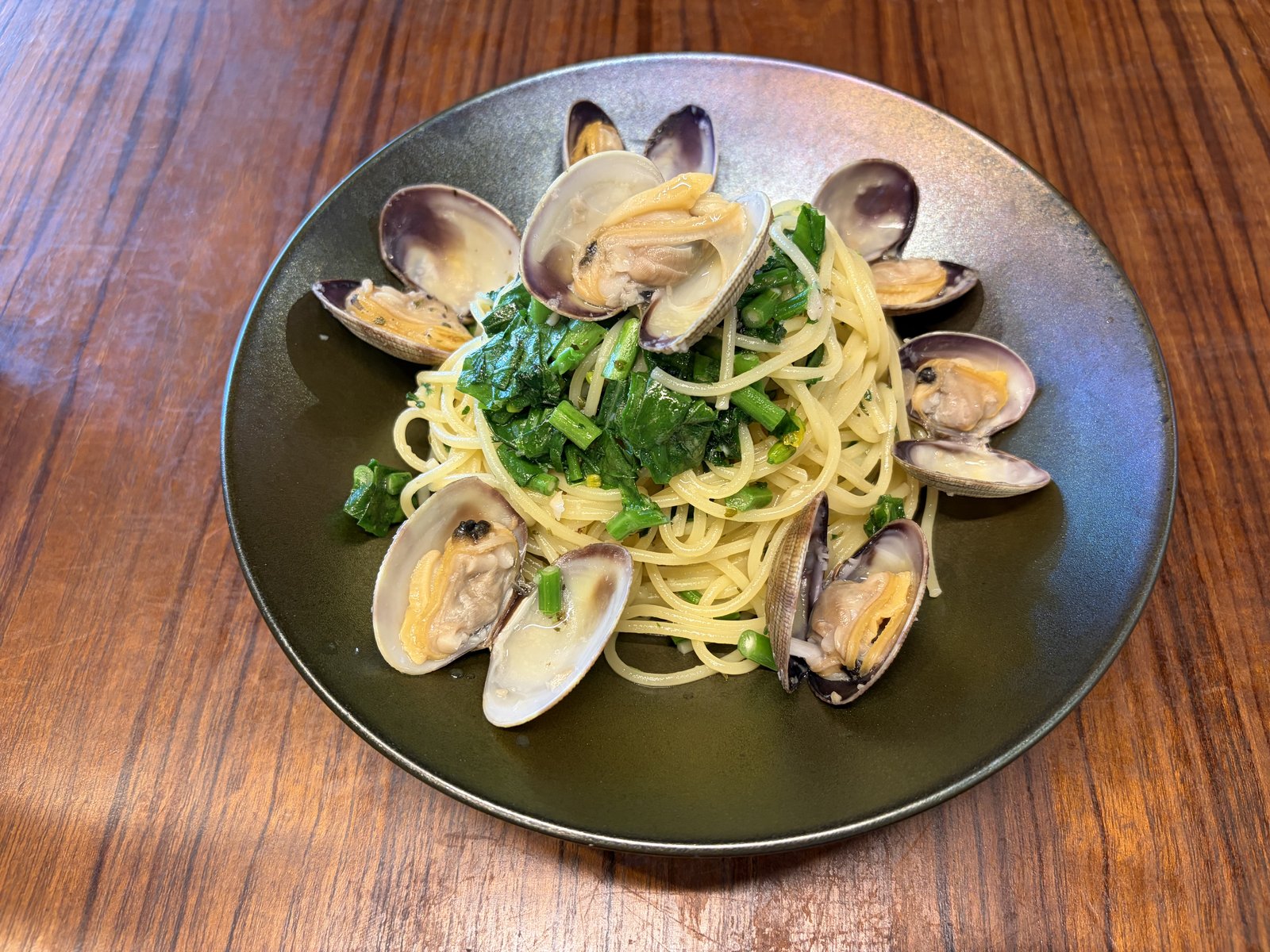 あさりとかき菜のスパゲッティ・ぷっくりしたあさり多数・青菜たっぷり