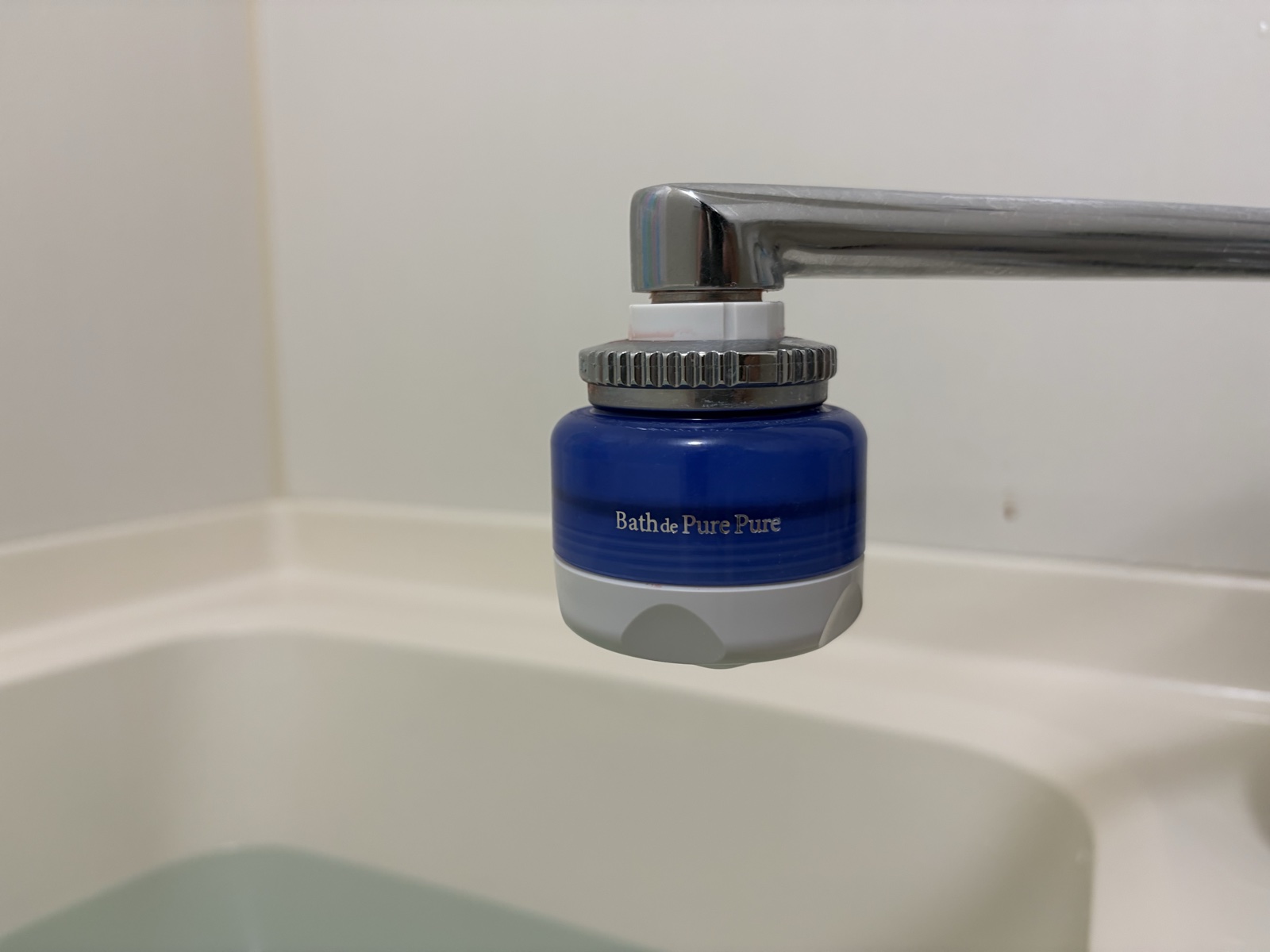 クリンスイ バスでピュアピュア SD104-BL を浴槽の蛇口に取り付けた状態