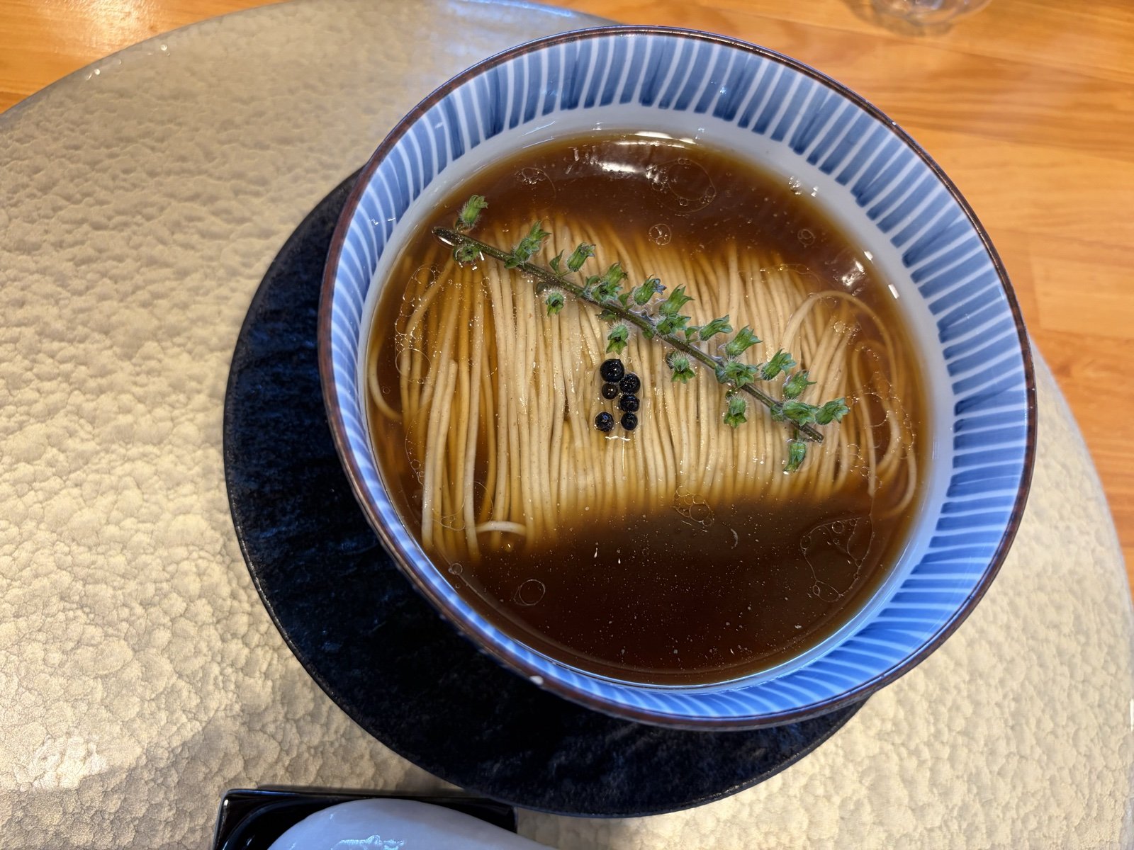 鳴神食堂 かけ蕎麦 正油 緑のハーブと黒胡椒の塩漬け