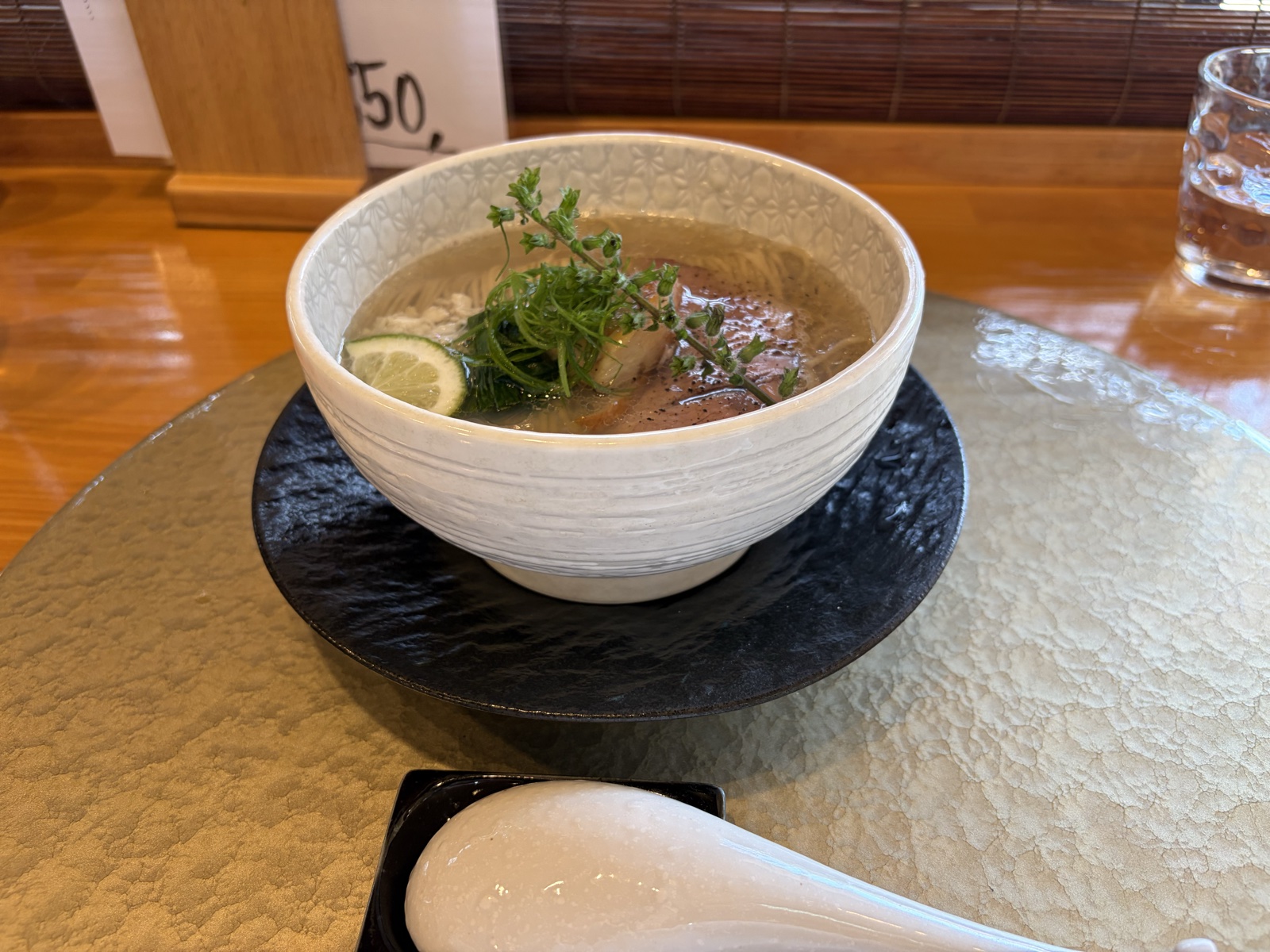 鳴神食堂 塩中華蕎麦 透明スープ別角度