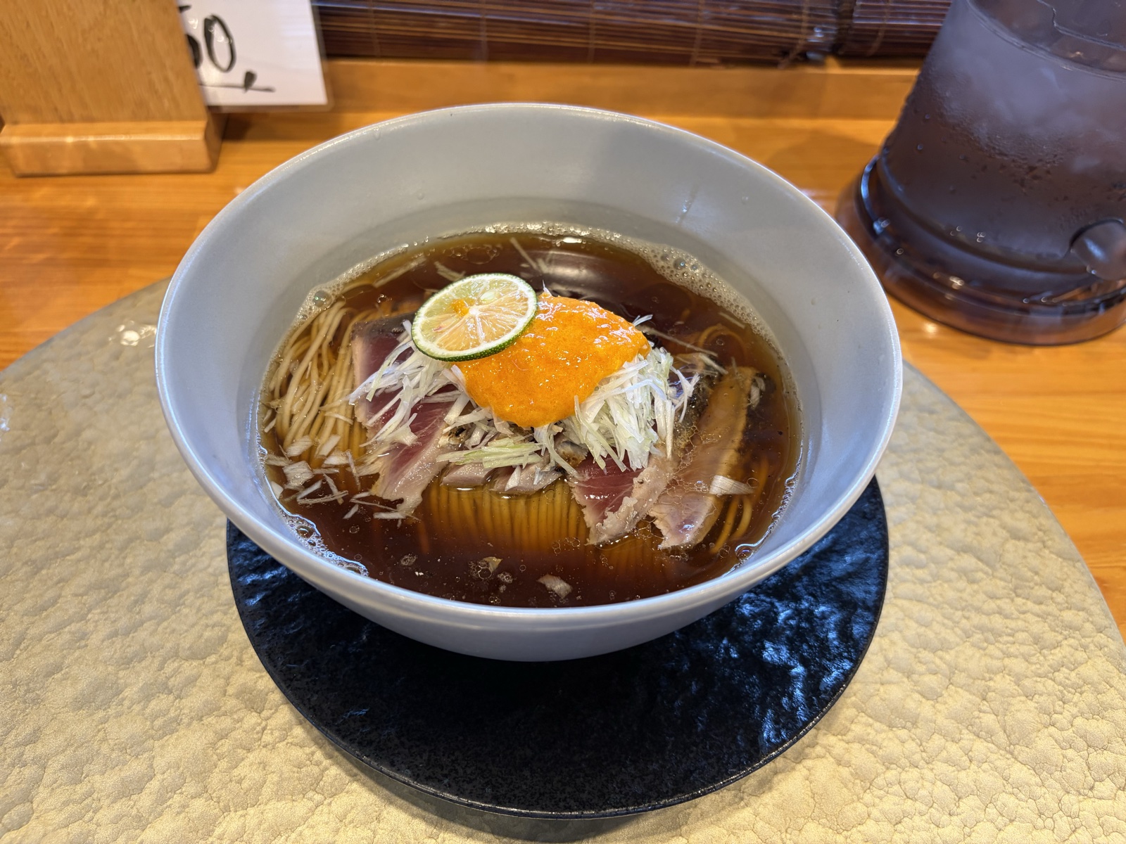 鳴神食堂 藁焼き鰹蕎麦 鰹タタキ・生姜卵黄ダレ・すだち