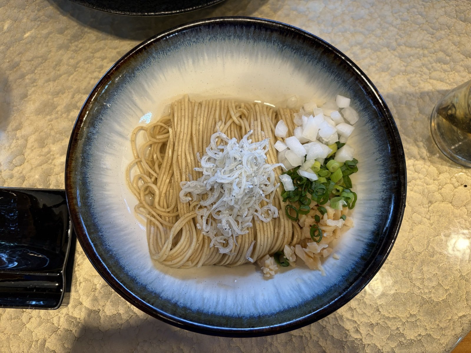 鳴神食堂 あえ玉と卓上の焼き煮干し酢ボトル