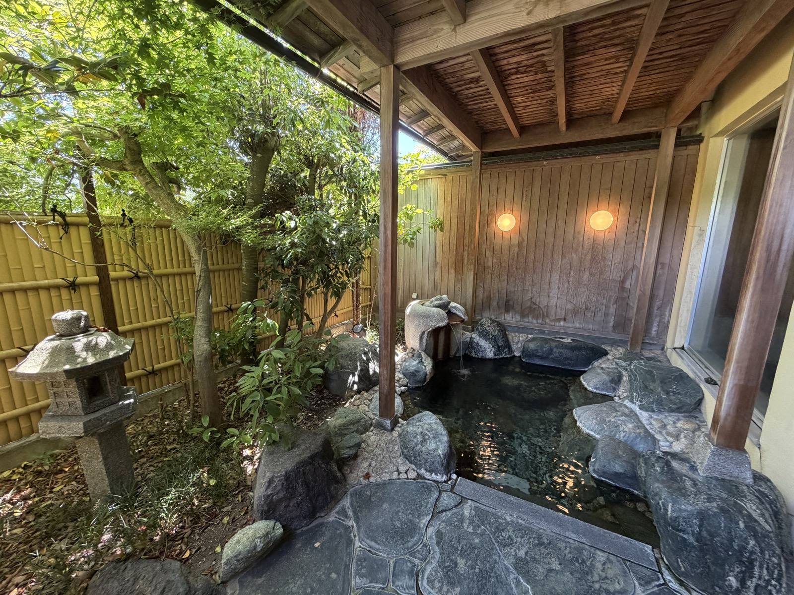 月見露天 全景・石灯篭・竹垣・植栽・木造の屋根