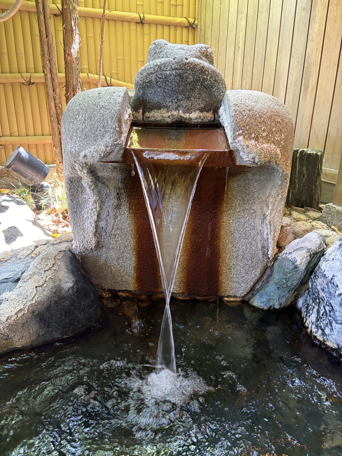 縦撮りの湯口・湯が2本の細いストリームで落ちる瞬間