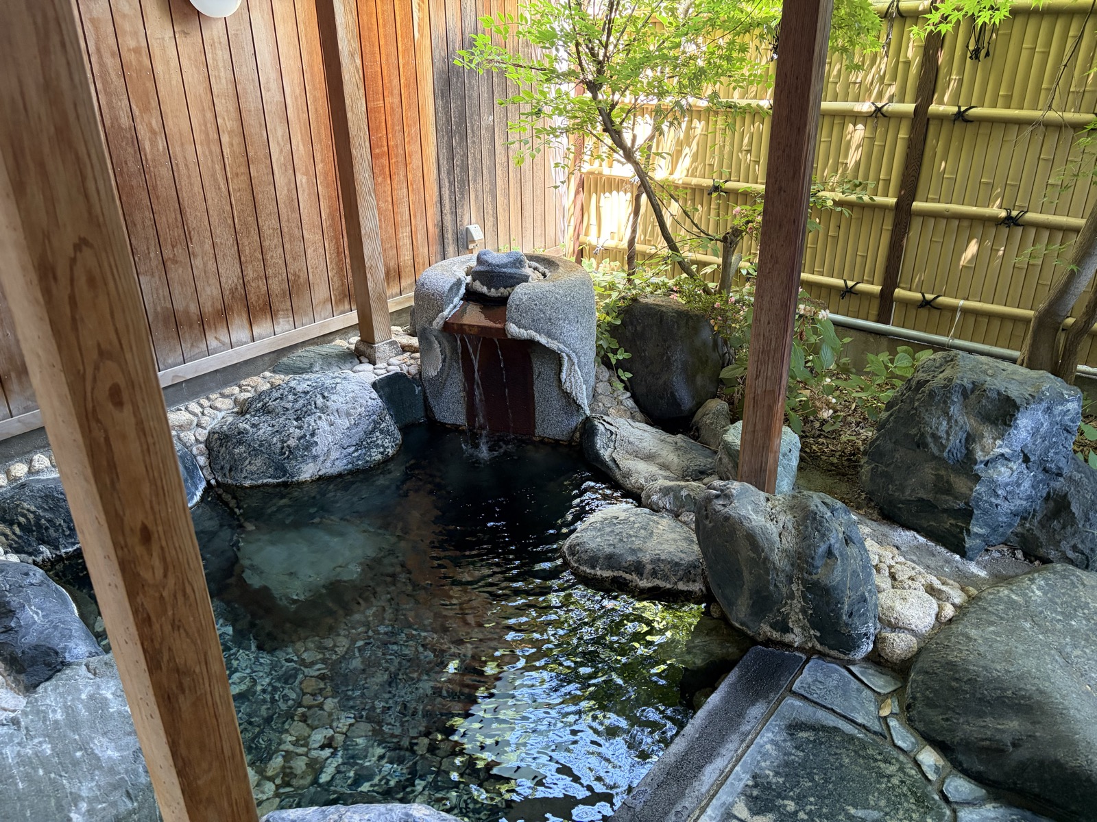 露天の別角度・石組み浴槽と湯口