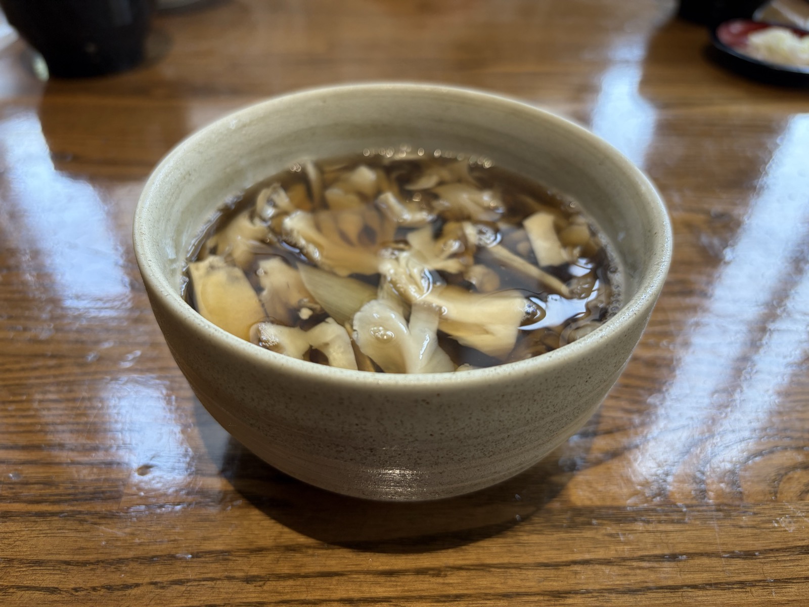 舞茸汁(黒い付け汁にぎっしりの舞茸) — 角弥