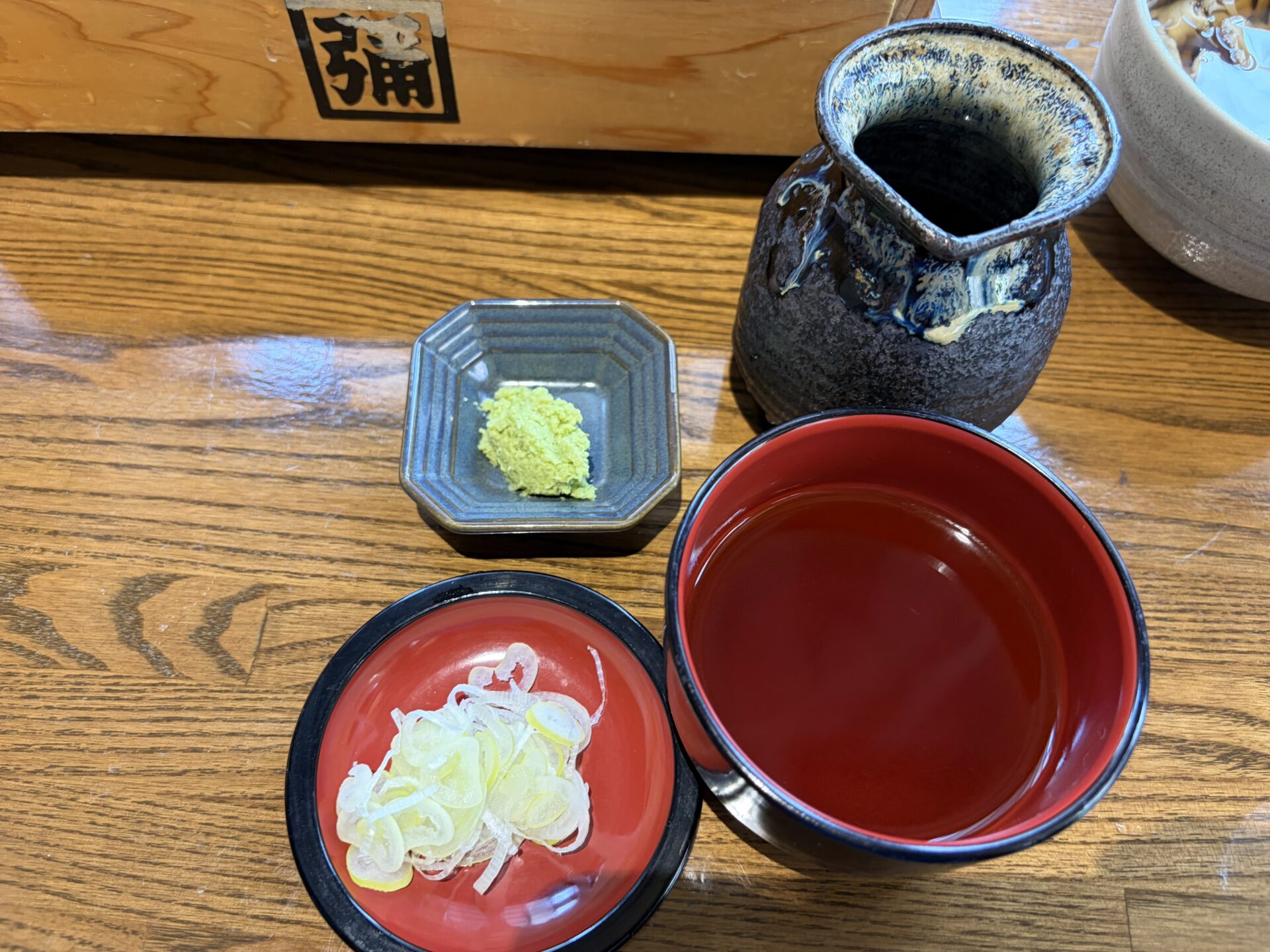 薬味・つけ汁・徳利・店名箱「角弥」