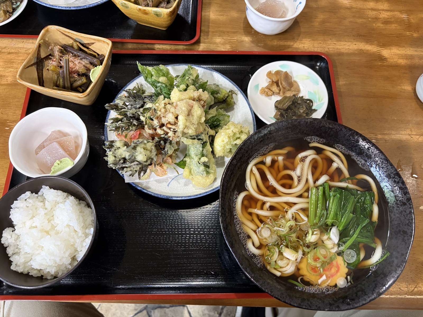 うどん定食1100円の全景・天ぷら山盛り・薄ピンクの刺身こんにゃく・きゃら蕗・かけうどん