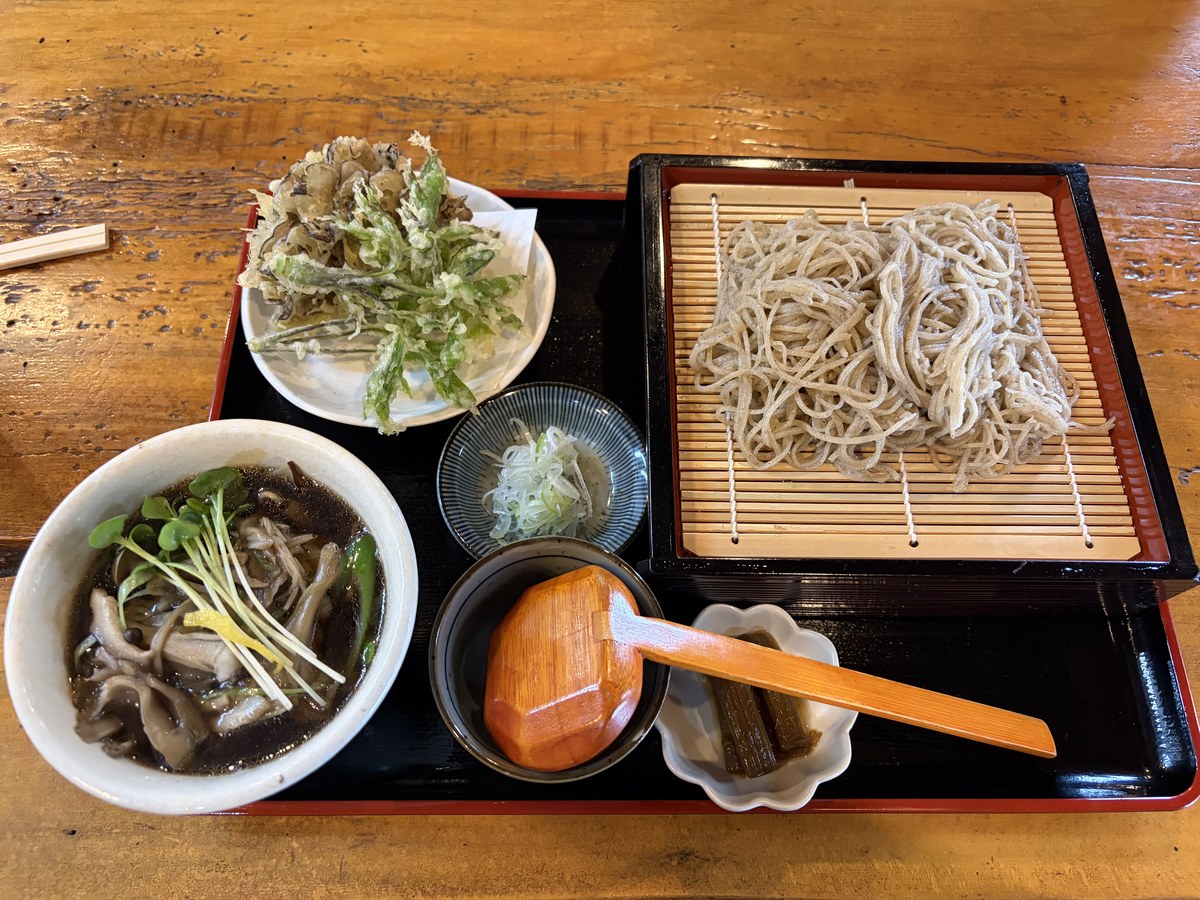 きのこ三昧そば 天ぷら付き ¥1,400(舞茸1個+こしあぶら1個の天ぷら、せいろ蕎麦、湯気立つきのこ汁、薬味、漬物)