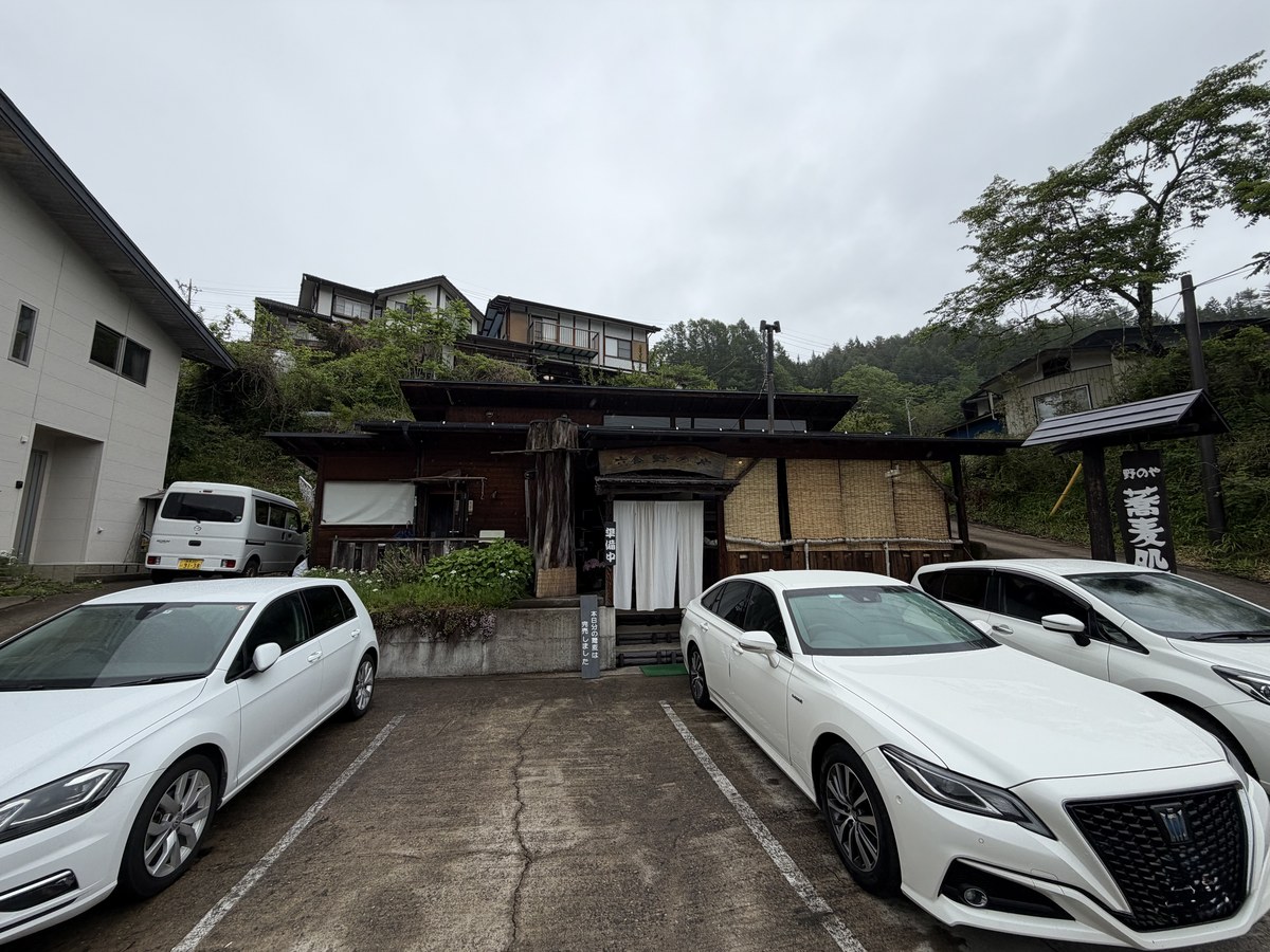そば処 野のや 店構え(撮影は食後の閉店間際のため、のれんは「準備中」表示)