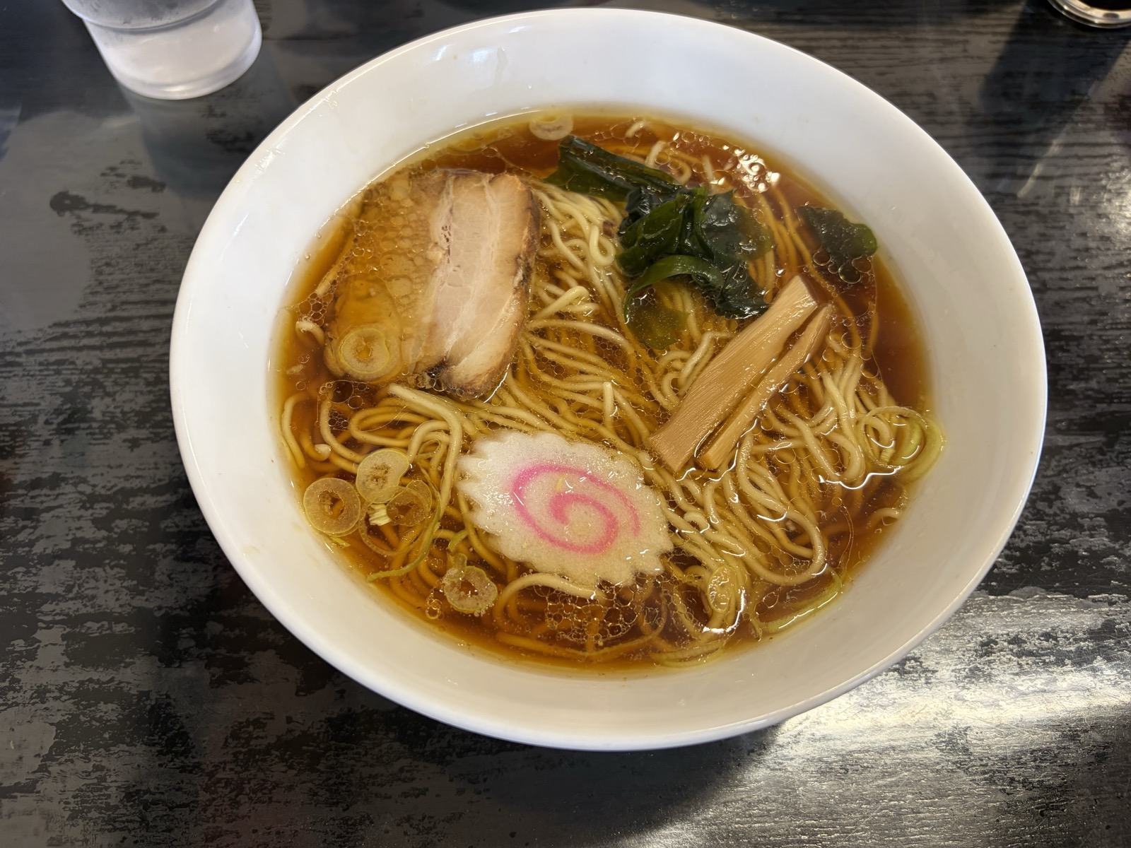 中華そば(醤油ラーメン)・澄んだ醤油色のスープに上州麦豚チャーシュー1枚+なると+わかめ+メンマ+斜めスライスねぎ・ストレート細麺