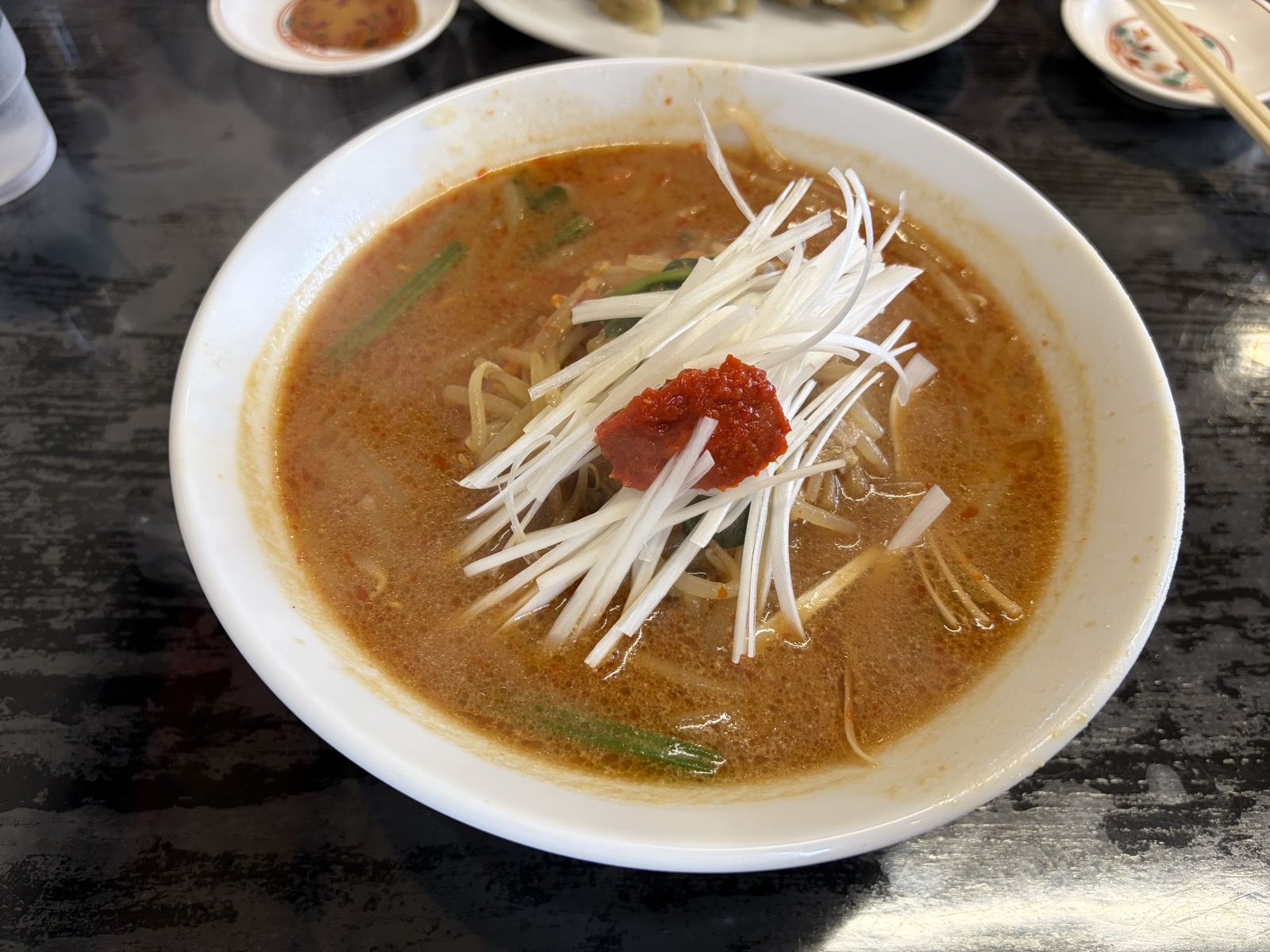 辛味噌ネギ・茶色〜赤茶色の濃厚味噌スープに白髪ネギたっぷり+中央に赤い辛味噌・もやしと細切り野菜