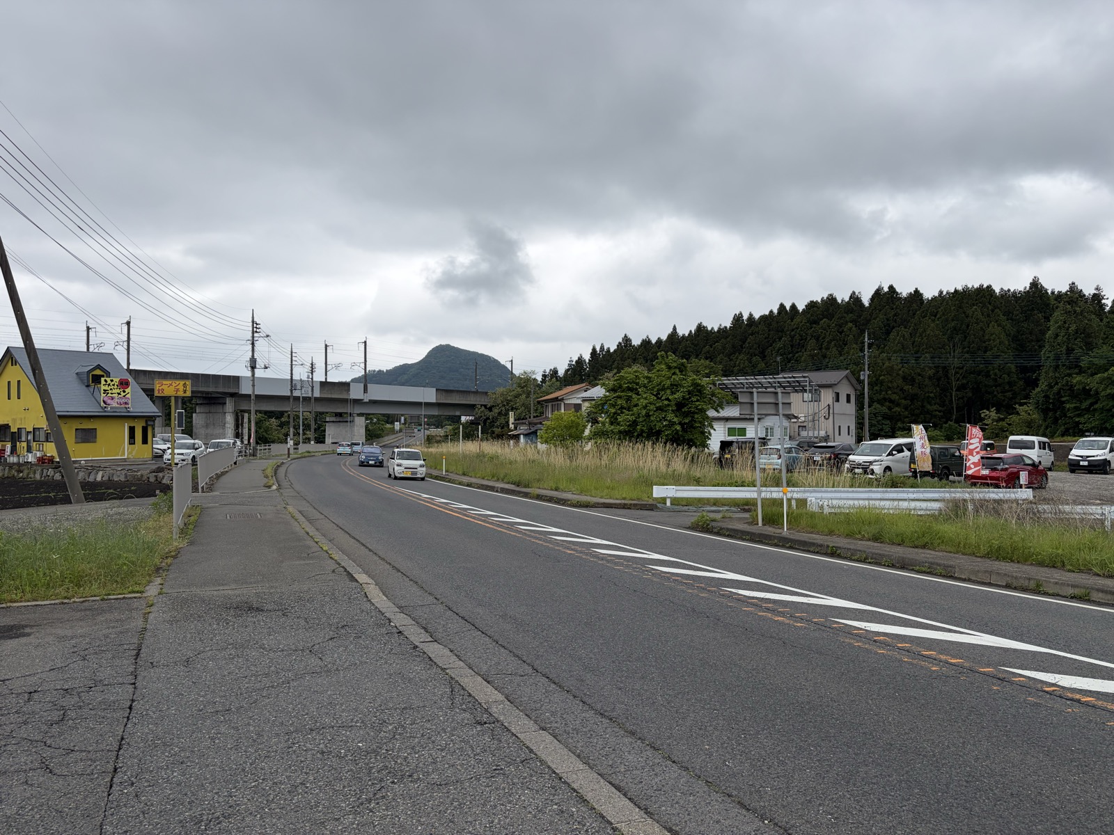 香華の向かい・第二駐車場(写真右側の砂利スペース、奥に黄色い店本体が見える)
