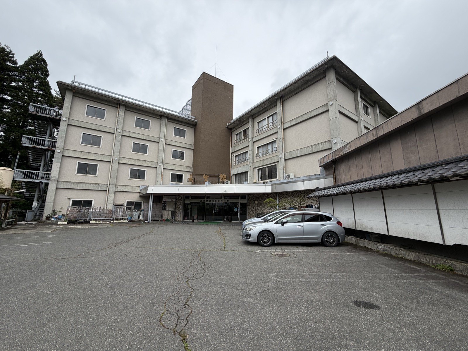 湯元 長生館 外観全景・4階建て本館と駐車場