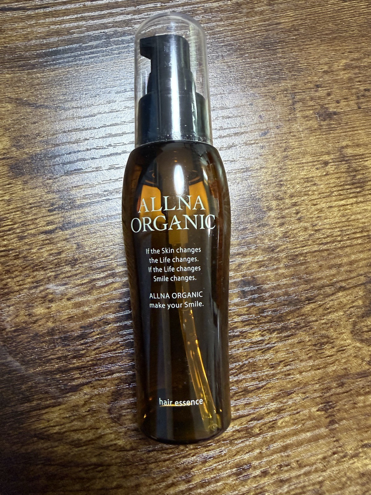 ALLNA ORGANIC hair essence 80mL 茶色(褐色ガラス)ポンプボトル、ブランドメッセージ「If the Skin changes the Life changes. If the Life changes Smile changes. ALLNA ORGANIC make your Smile.」が金色で印字