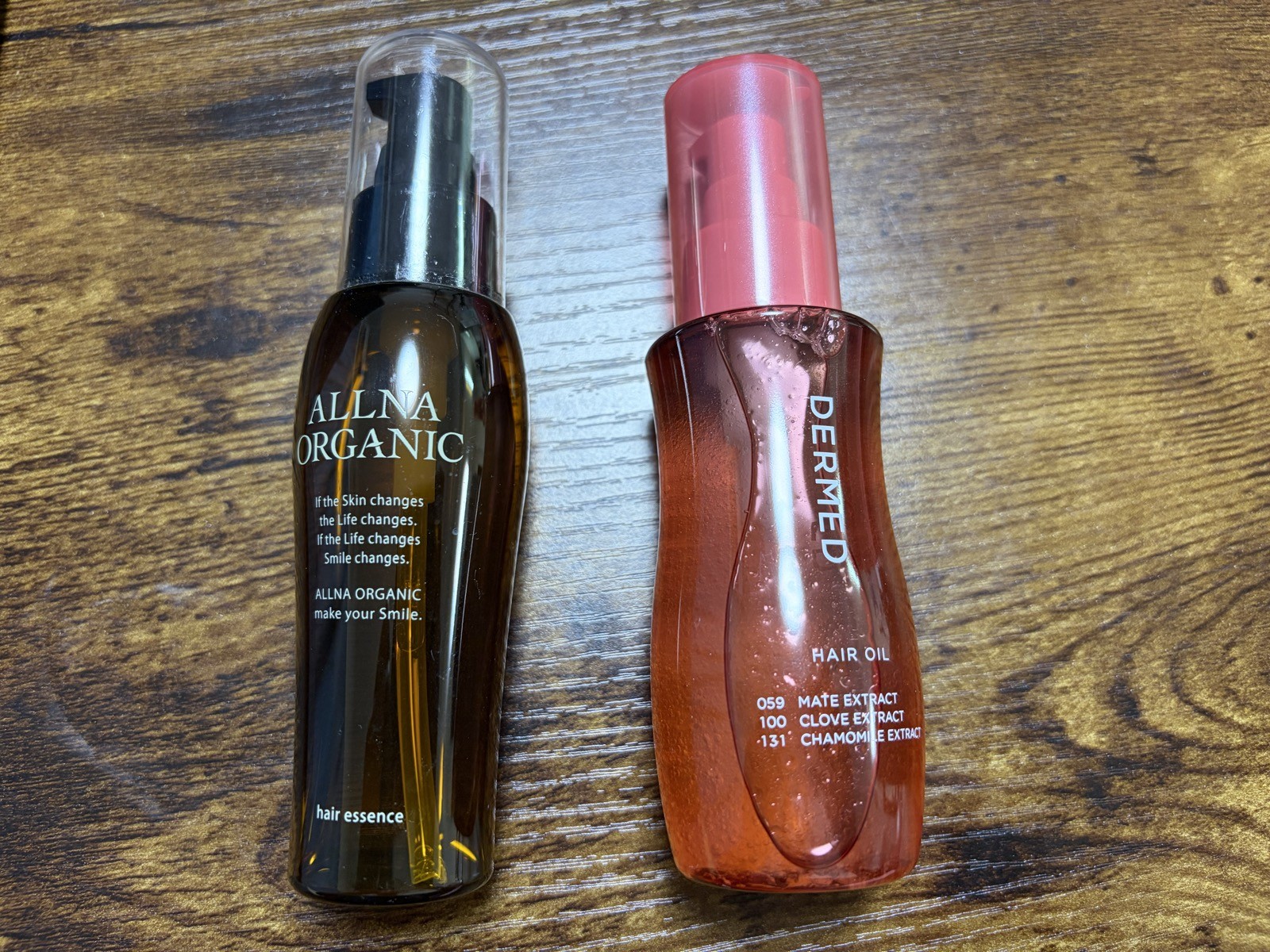 2本のヘアオイル:左 ALLNA ORGANIC ヘアエッセンス(80mL)/右 DERMED ヘアオイル(100mL)