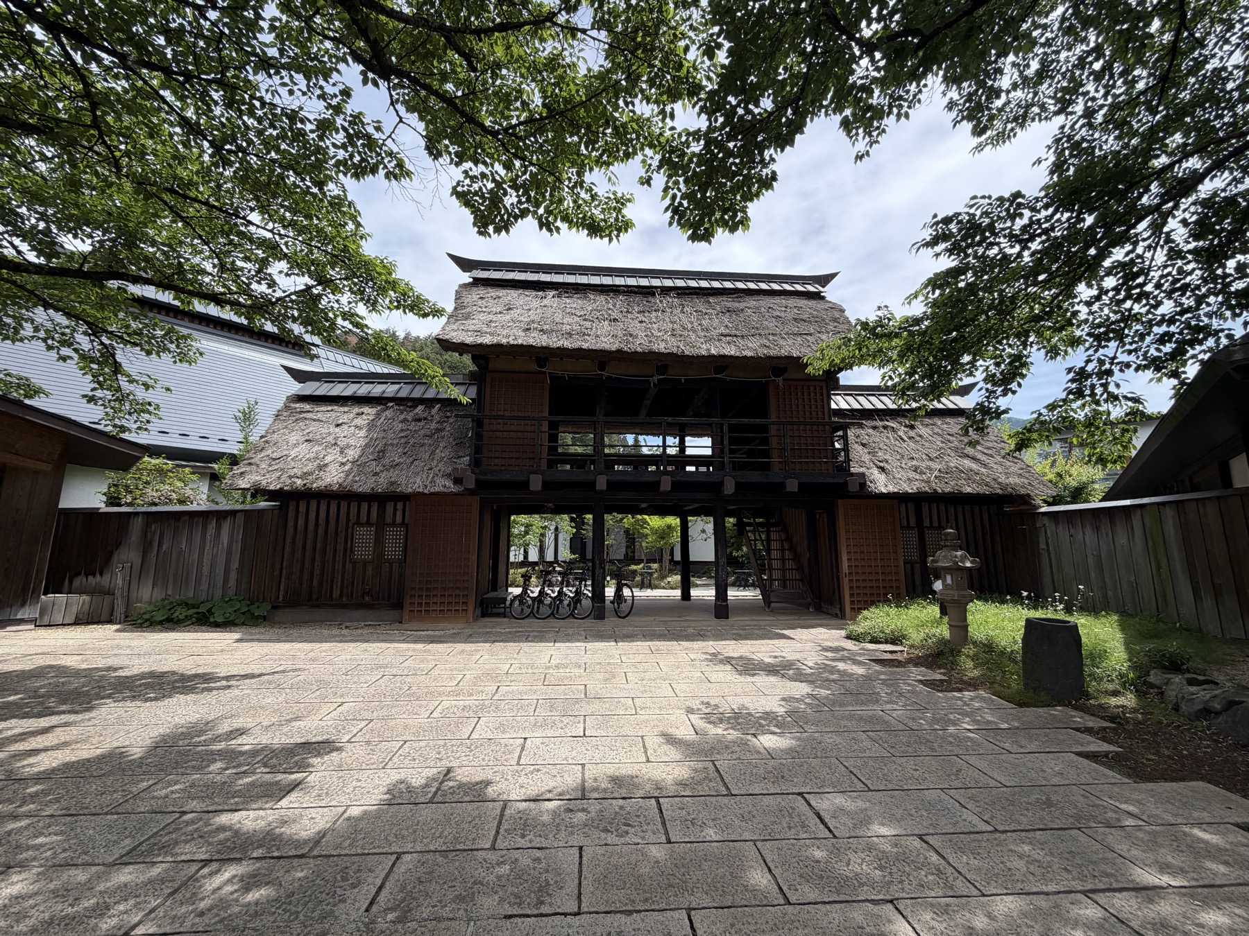 悠湯里庵 茅葺きの門