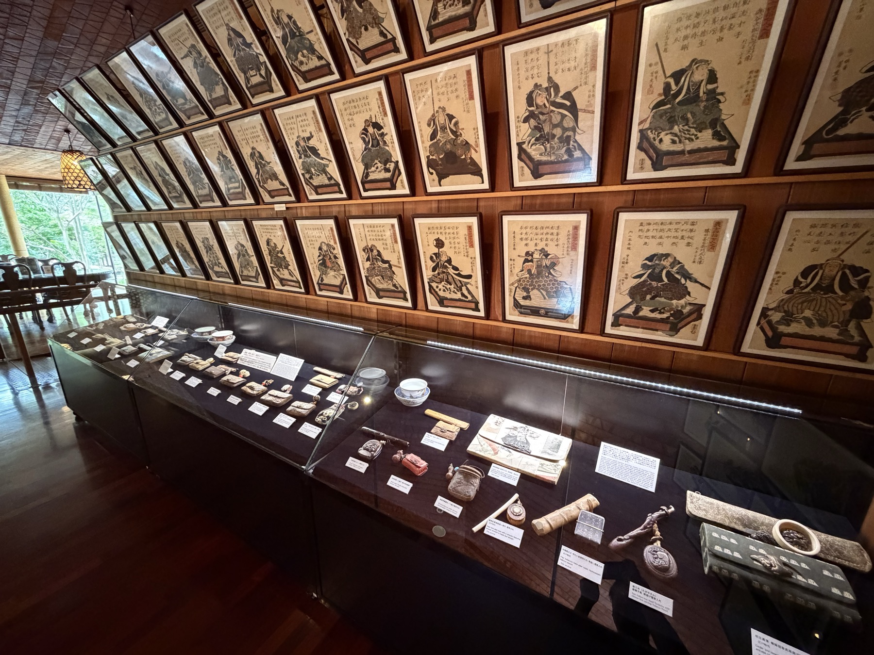 壁一面の額と展示ケース