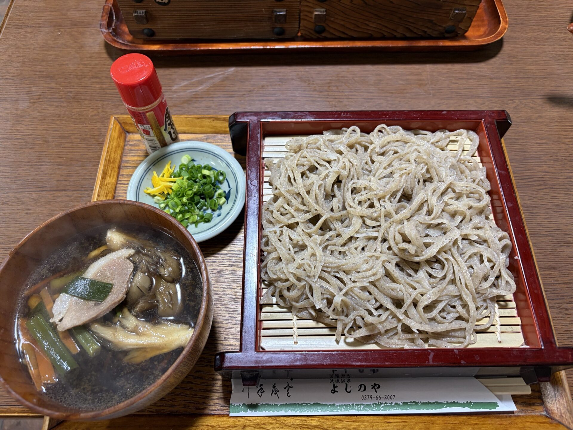 かもせいろそば(参考カット)。温つけ汁に鴨と長ねぎ、冷たい盛りそば