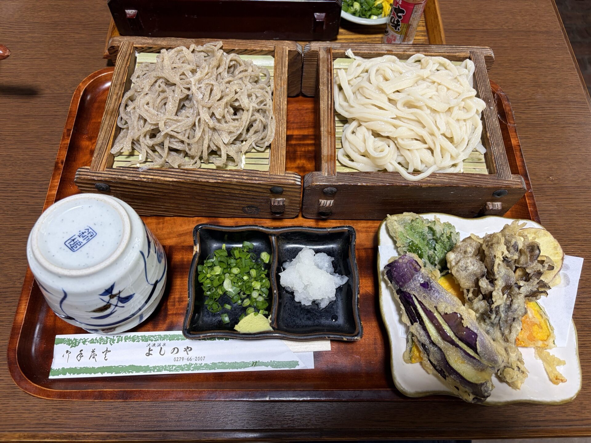なかよし。二色もり(そば・うどん)+天ぷら盛り合わせ+薬味