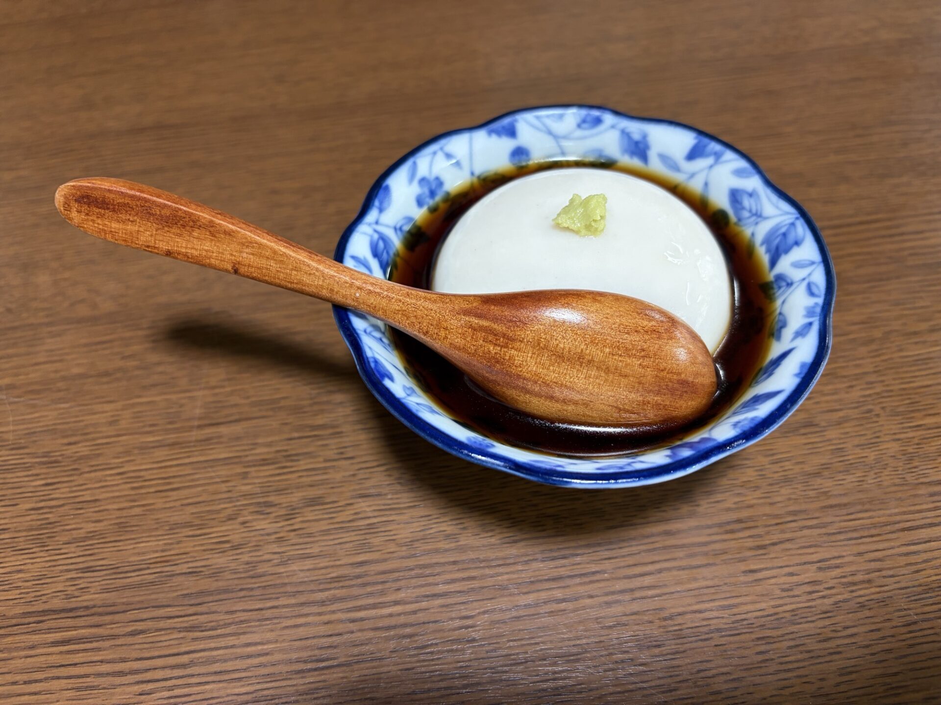 玉の肌豆腐。染付の小鉢、白くつるんとした豆腐、わさび、つけだれ、木匙