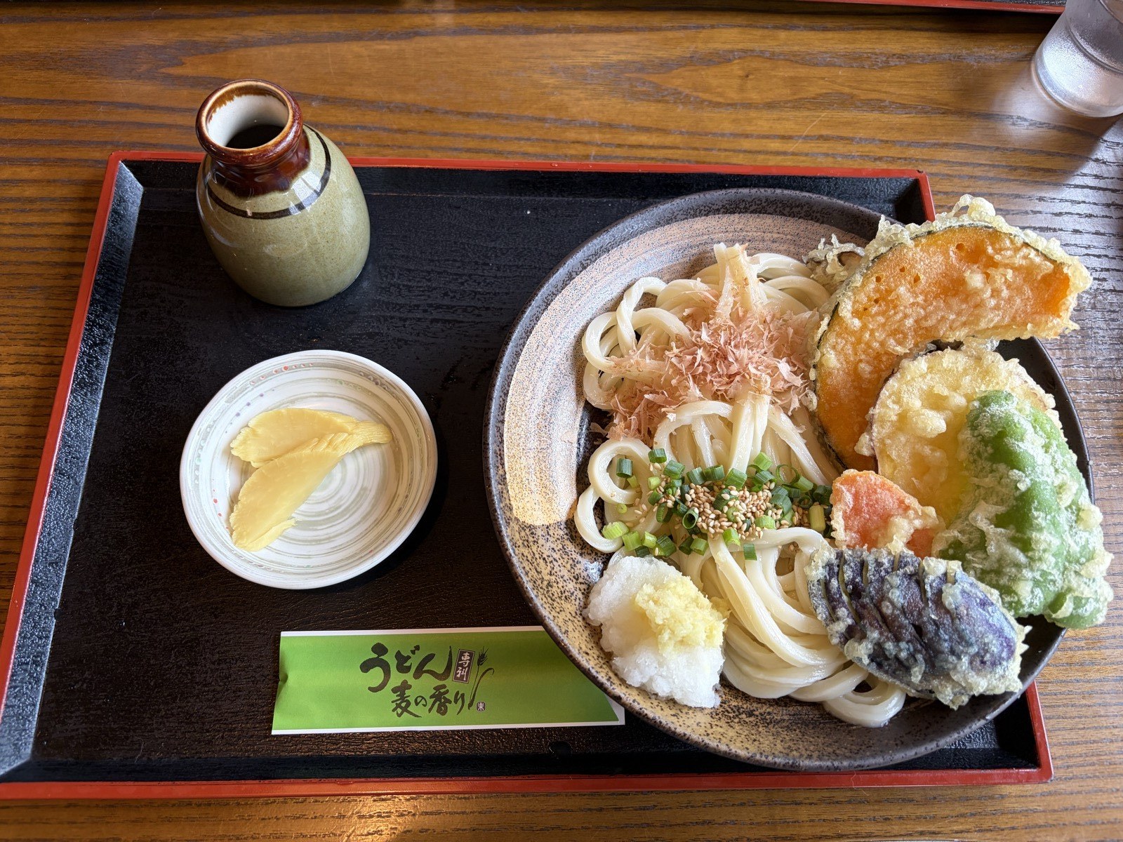 野菜天のぶっかけうどんと色とりどりの天ぷら