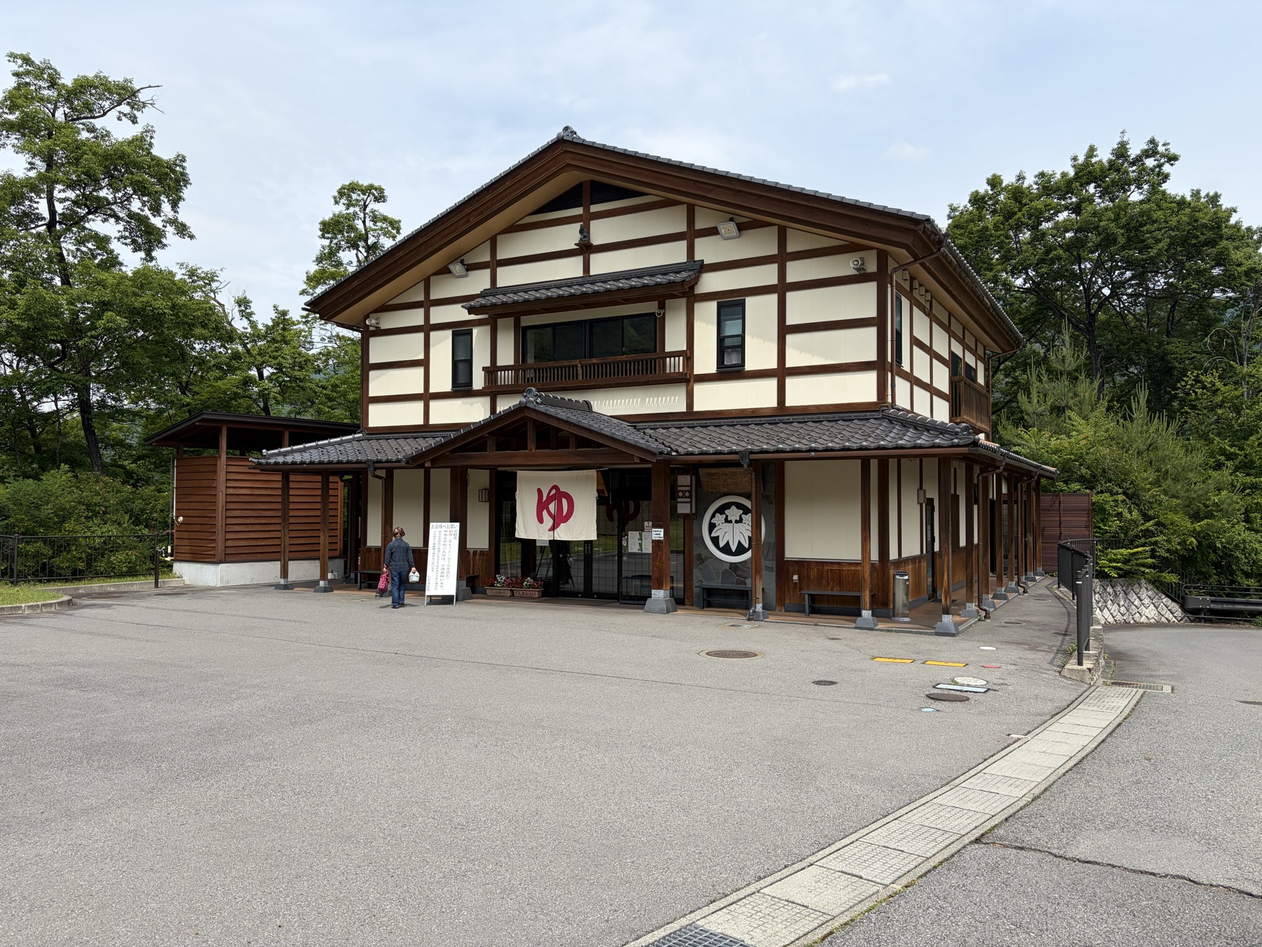 高台に建つ王湯会館。外観には源氏の家紋が掲げられている
