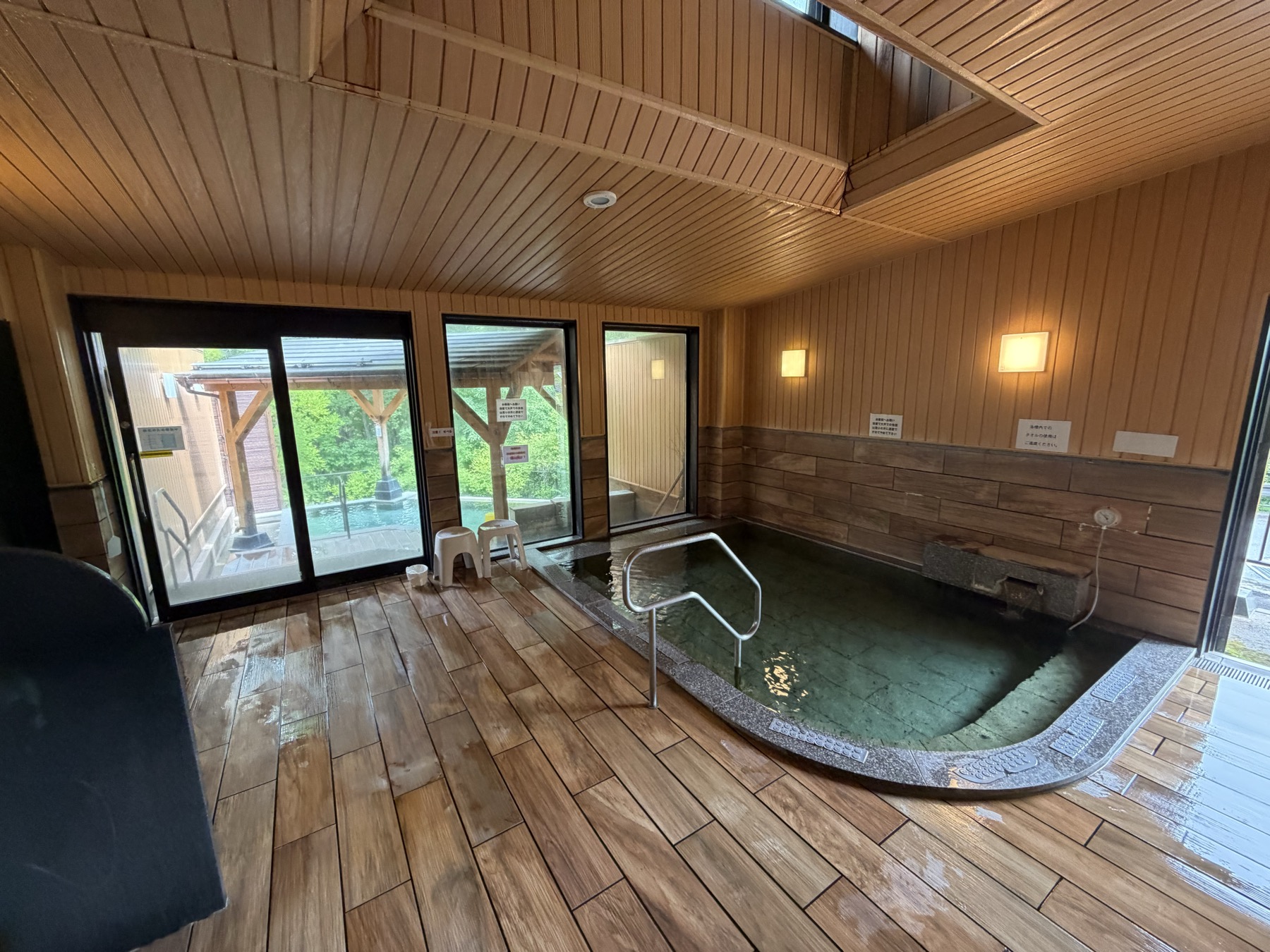 内湯「三峰の湯」。緑がかった澄んだ湯がたたえられていた