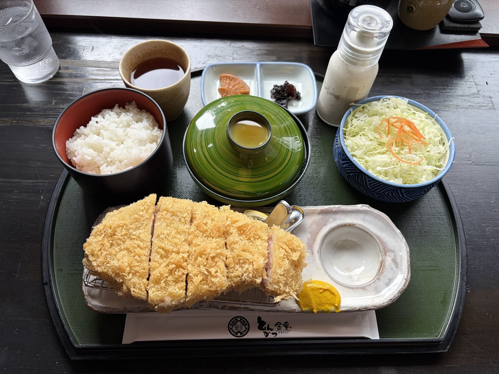 三元豚ロースカツ定食・サクッと薄い衣/ご飯・キャベツ・小鉢