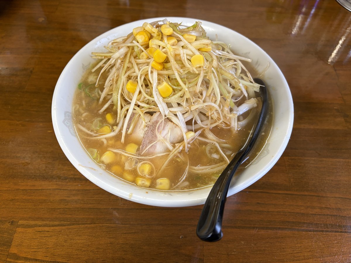 ネギ味噌ラーメン｜あっさりめの味噌スープに、濃いめに味付けされた白髪ネギがどっさり。コーンの甘みも