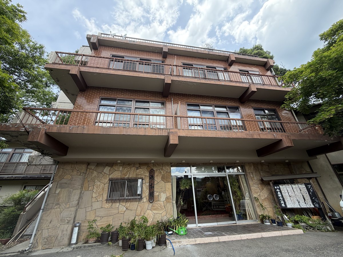 外観|レンガ調の建物と古い入口。湯宿温泉の旧三国街道沿い